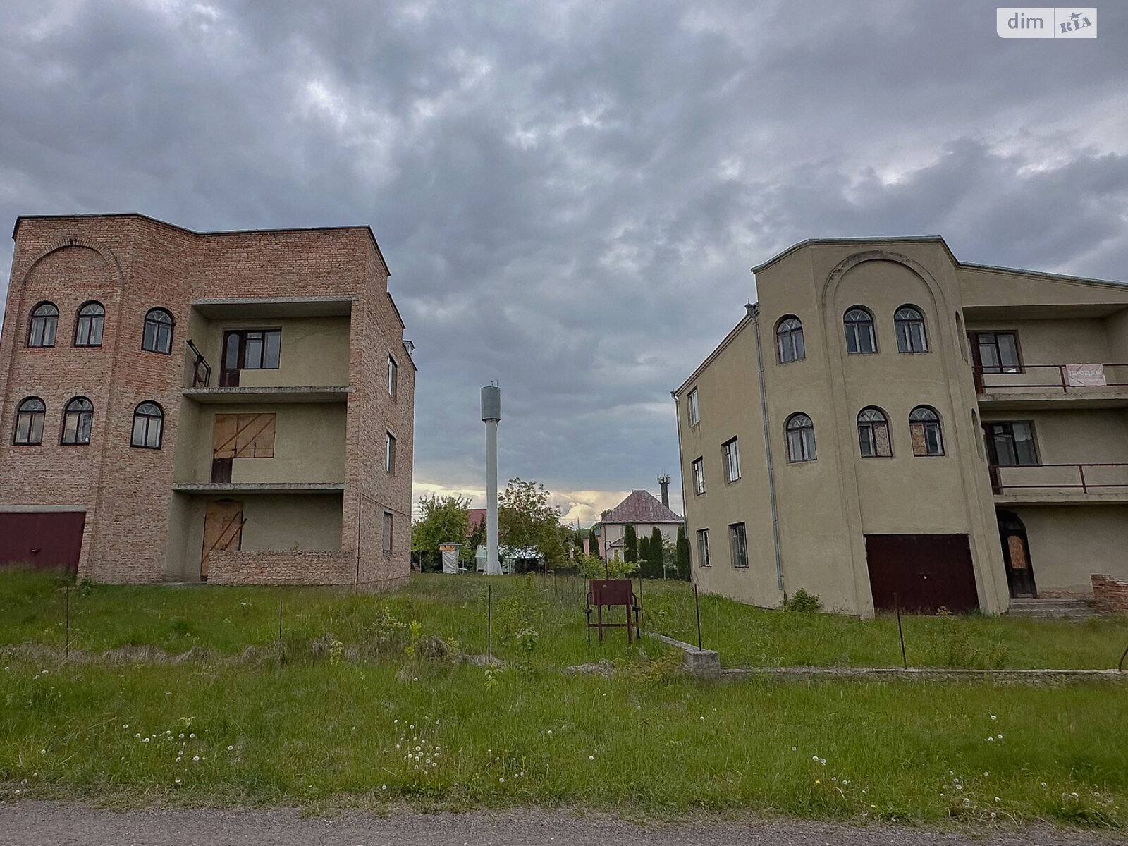 триповерховий будинок з опаленням, 900 кв. м, цегла. Продаж в Рівному, район Тинне фото 1 триповерховий будинок з опаленням, 900 кв. м, цегла. Продаж в Рівному, район Тинне фото 1