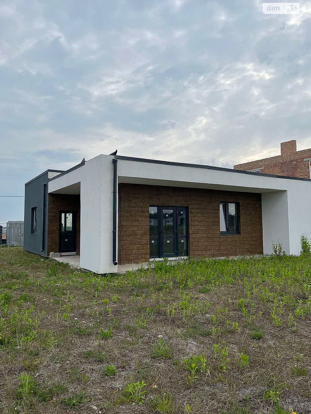 одноповерховий будинок з гаражем, 130 кв. м, цегла. Продаж в Рівному, район Ювілейний фото 1