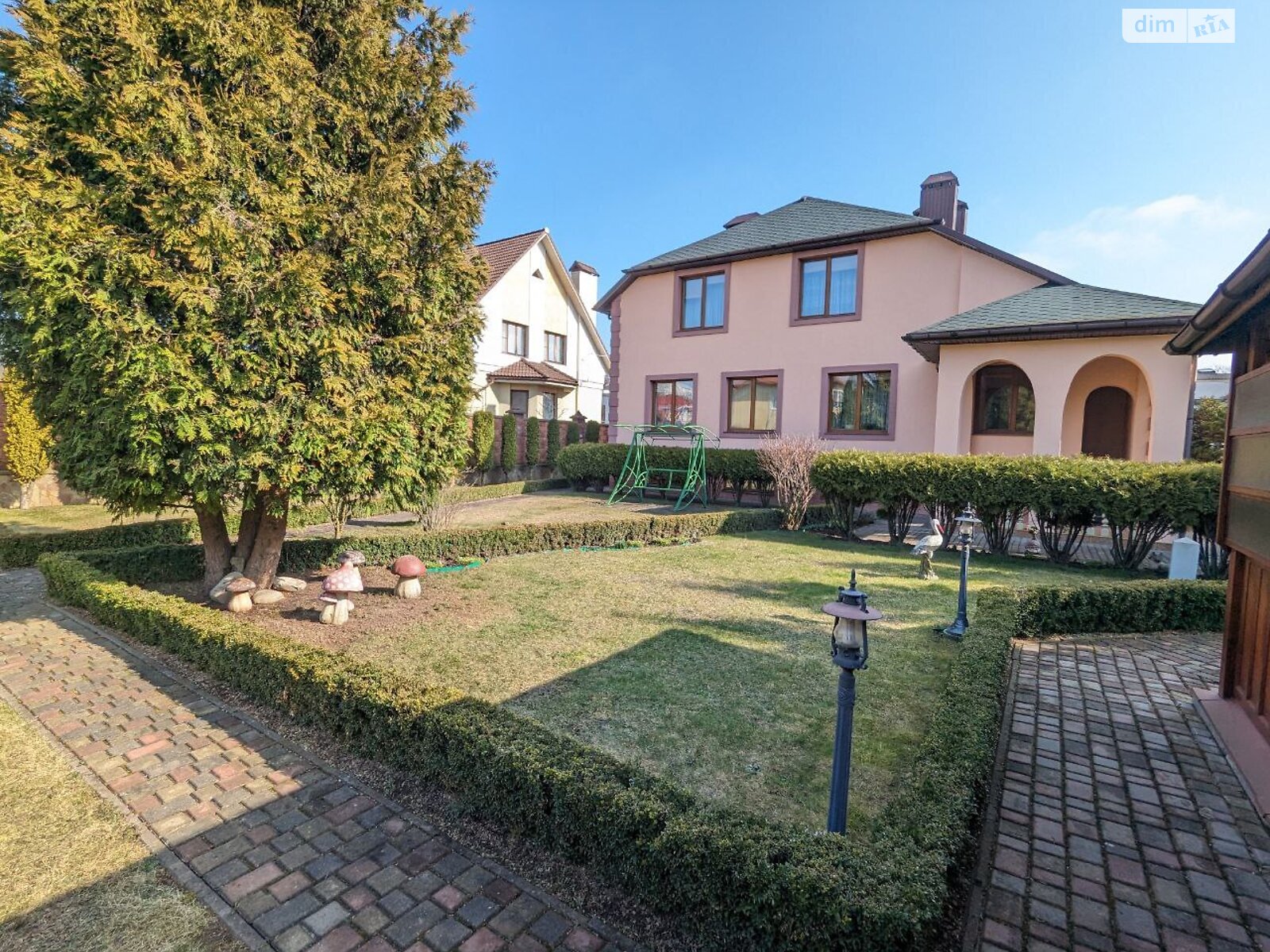 двухэтажный дом с ремонтом, 319 кв. м, кирпич. Продажа в Ровно фото 1 двухэтажный дом с ремонтом, 319 кв. м, кирпич. Продажа в Ровно фото 1