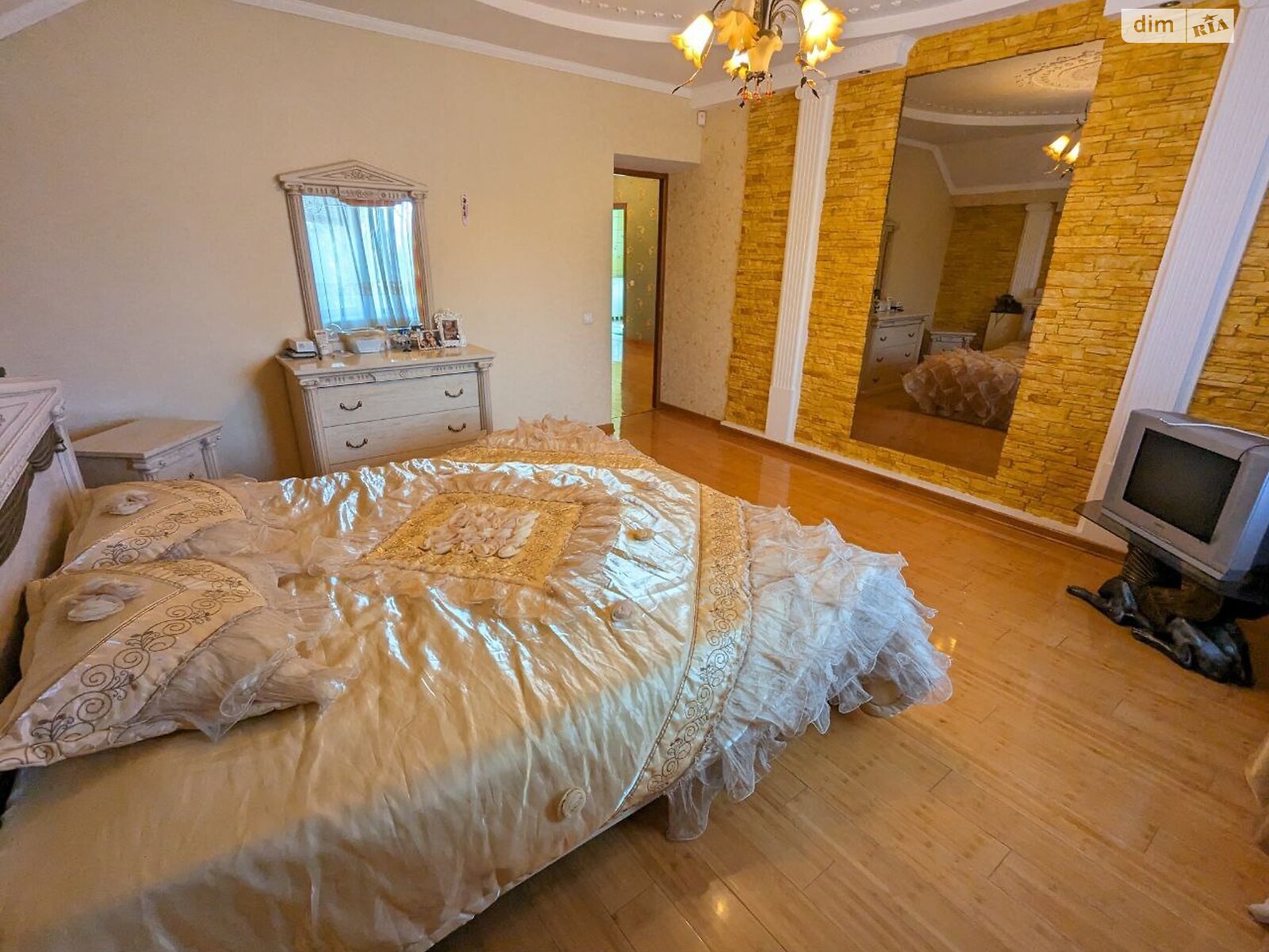 двухэтажный дом с ремонтом, 319 кв. м, кирпич. Продажа в Ровно фото 1 двухэтажный дом с ремонтом, 319 кв. м, кирпич. Продажа в Ровно фото 1