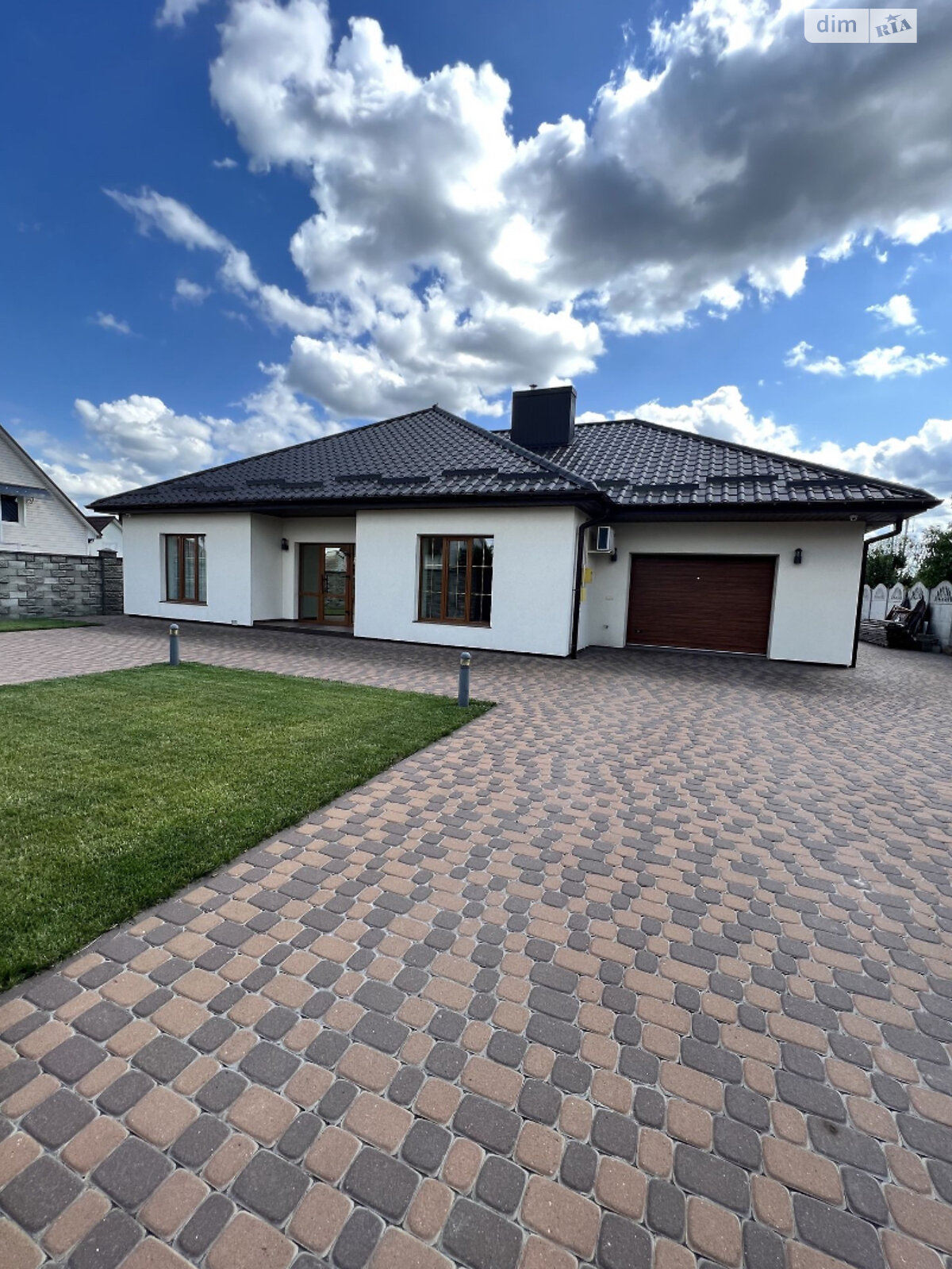 одноэтажный дом с гаражом, 191 кв. м, кирпич. Продажа в Ровно район Золотиев фото 1 одноэтажный дом с гаражом, 191 кв. м, кирпич. Продажа в Ровно район Золотиев фото 1