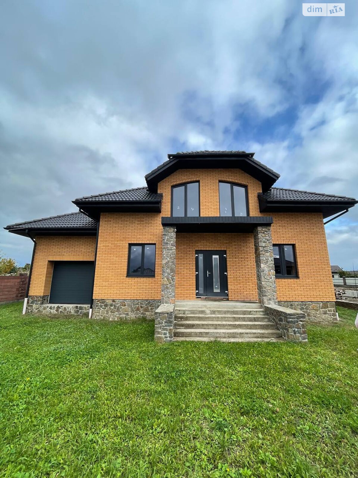 двухэтажный дом с балконом, 200 кв. м, кирпич. Продажа в Белой Кринице фото 1 двухэтажный дом с балконом, 200 кв. м, кирпич. Продажа в Белой Кринице фото 1