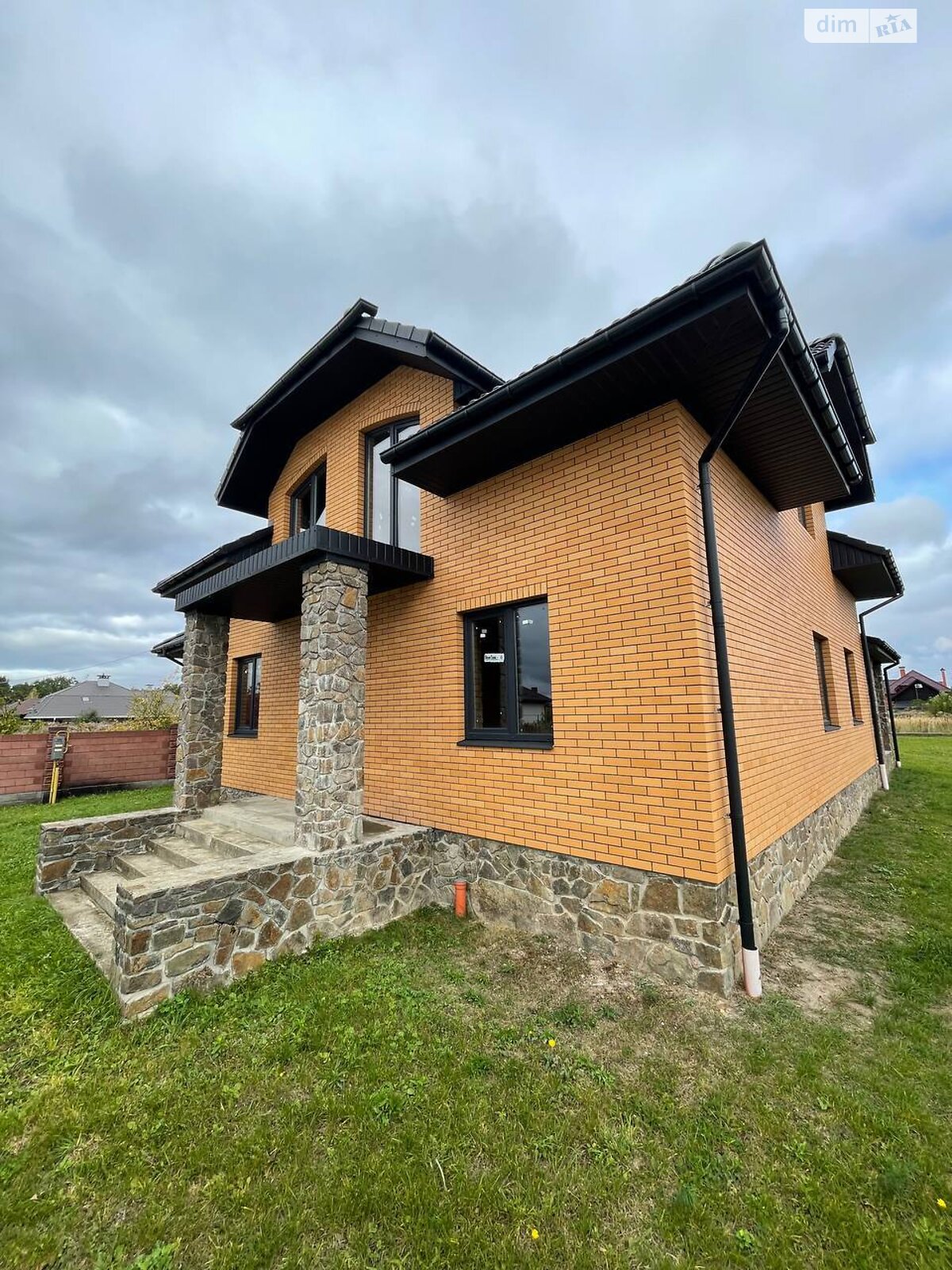 двухэтажный дом с балконом, 200 кв. м, кирпич. Продажа в Белой Кринице фото 1 двухэтажный дом с балконом, 200 кв. м, кирпич. Продажа в Белой Кринице фото 1
