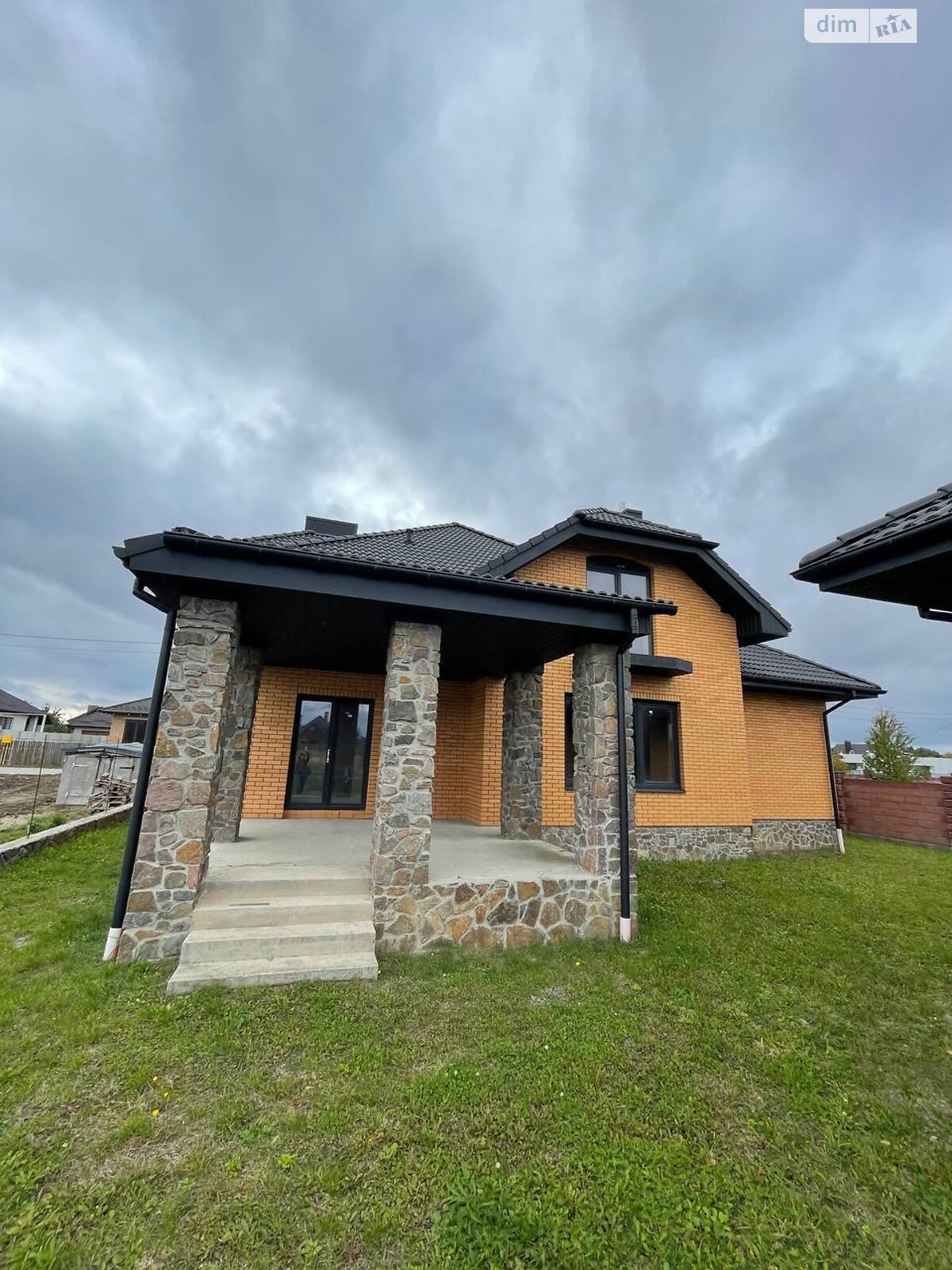 двухэтажный дом с балконом, 200 кв. м, кирпич. Продажа в Белой Кринице фото 1 двухэтажный дом с балконом, 200 кв. м, кирпич. Продажа в Белой Кринице фото 1