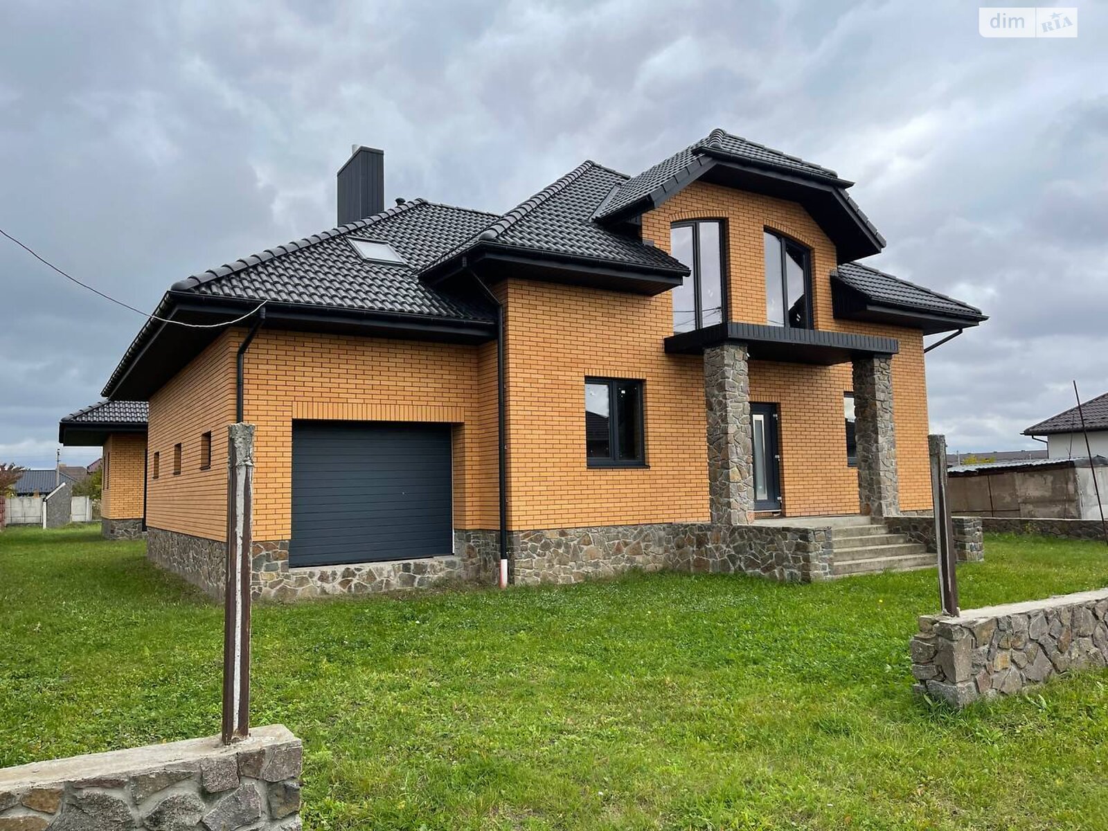 двухэтажный дом с балконом, 200 кв. м, кирпич. Продажа в Белой Кринице фото 1 двухэтажный дом с балконом, 200 кв. м, кирпич. Продажа в Белой Кринице фото 1