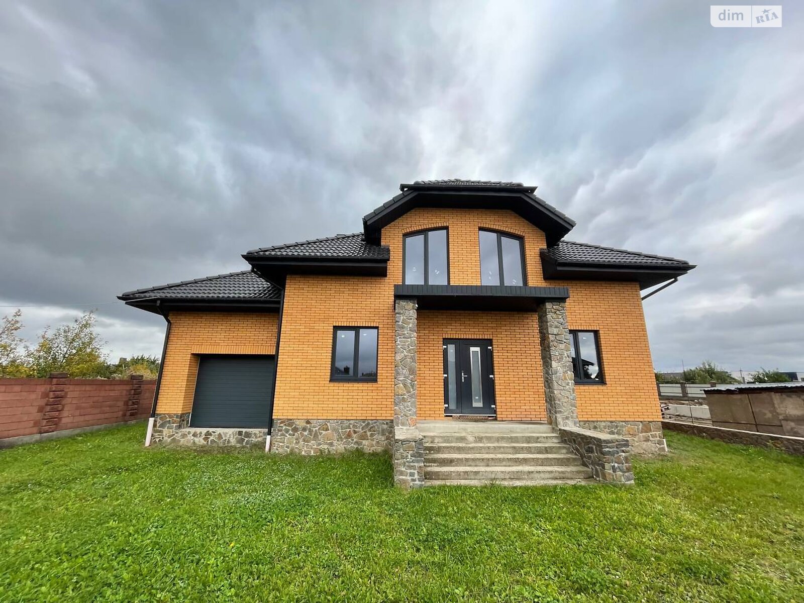 двухэтажный дом с балконом, 200 кв. м, кирпич. Продажа в Белой Кринице фото 1 двухэтажный дом с балконом, 200 кв. м, кирпич. Продажа в Белой Кринице фото 1