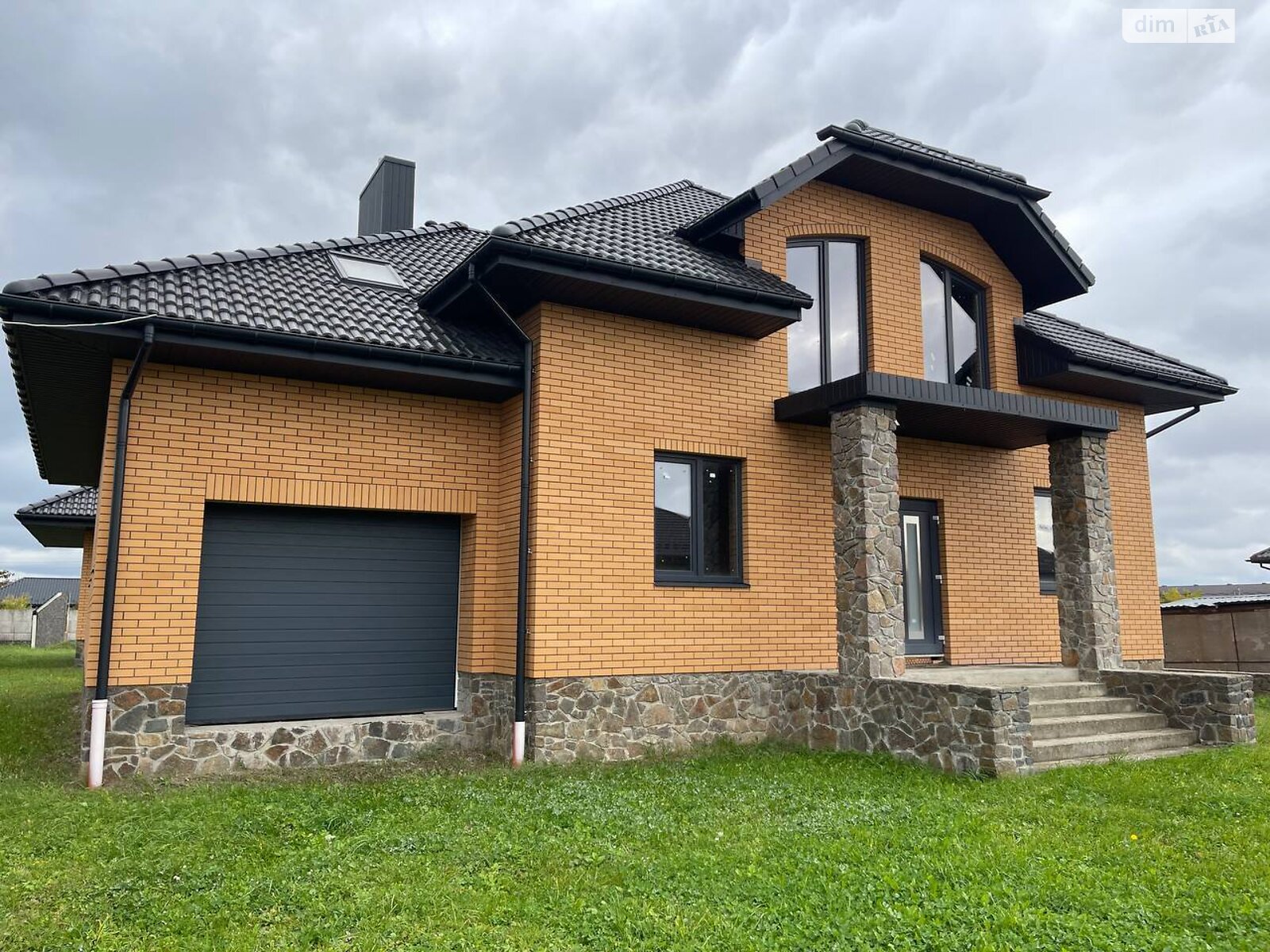 двухэтажный дом с балконом, 200 кв. м, кирпич. Продажа в Белой Кринице фото 1 двухэтажный дом с балконом, 200 кв. м, кирпич. Продажа в Белой Кринице фото 1