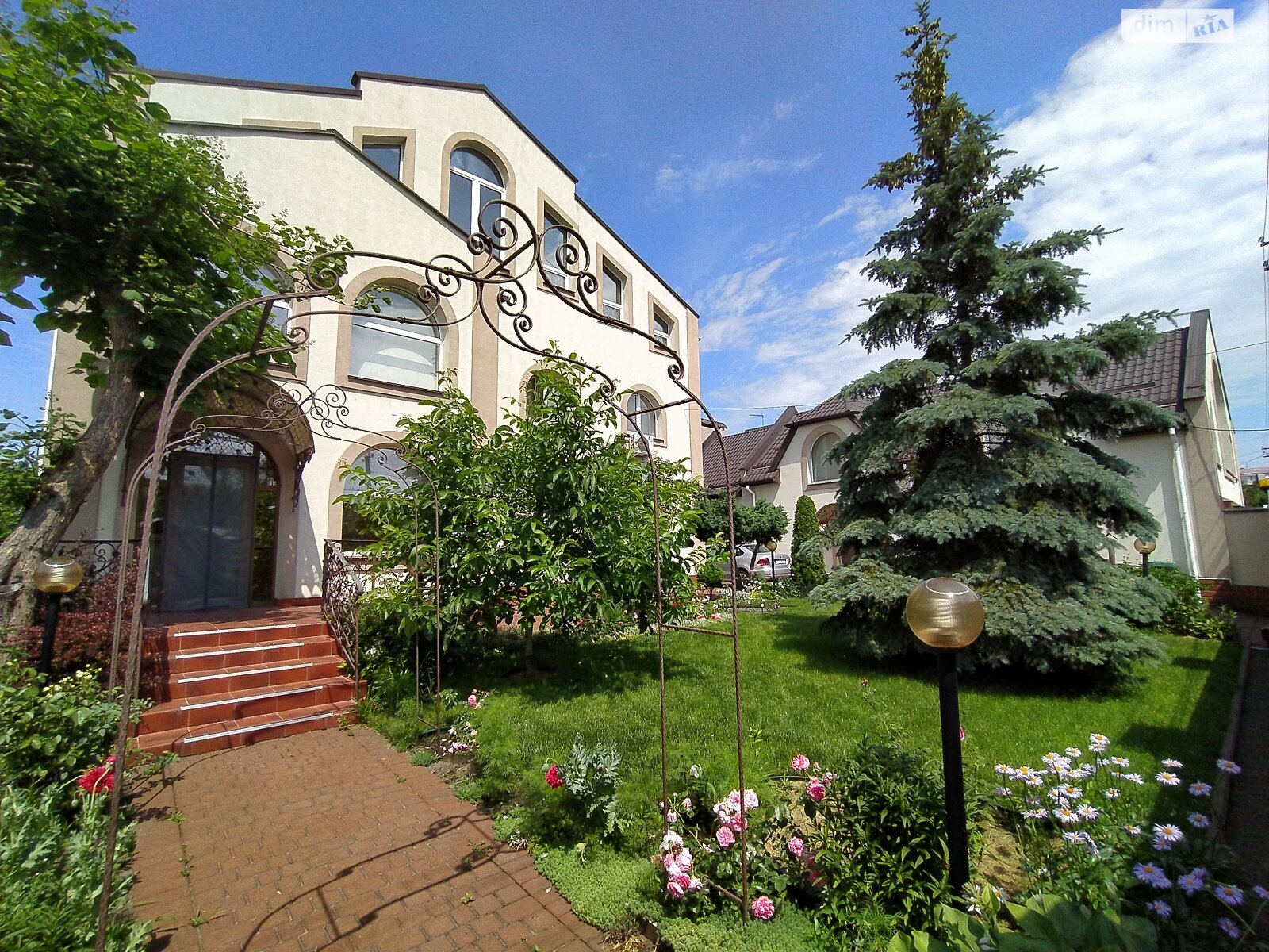 трехэтажный дом с отоплением, 438 кв. м, кирпич. Продажа в Счастливом фото 1 трехэтажный дом с отоплением, 438 кв. м, кирпич. Продажа в Счастливом фото 1