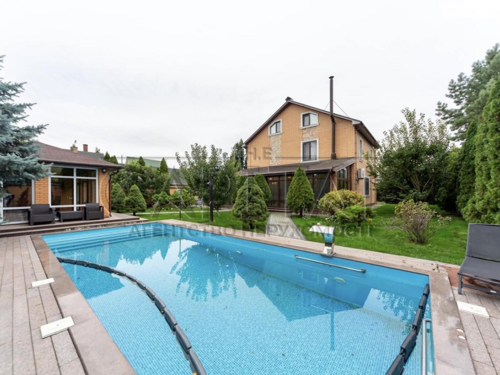 триповерховий будинок з гаражем, 323 кв. м, кирпич. Продаж у Щасливе фото 1