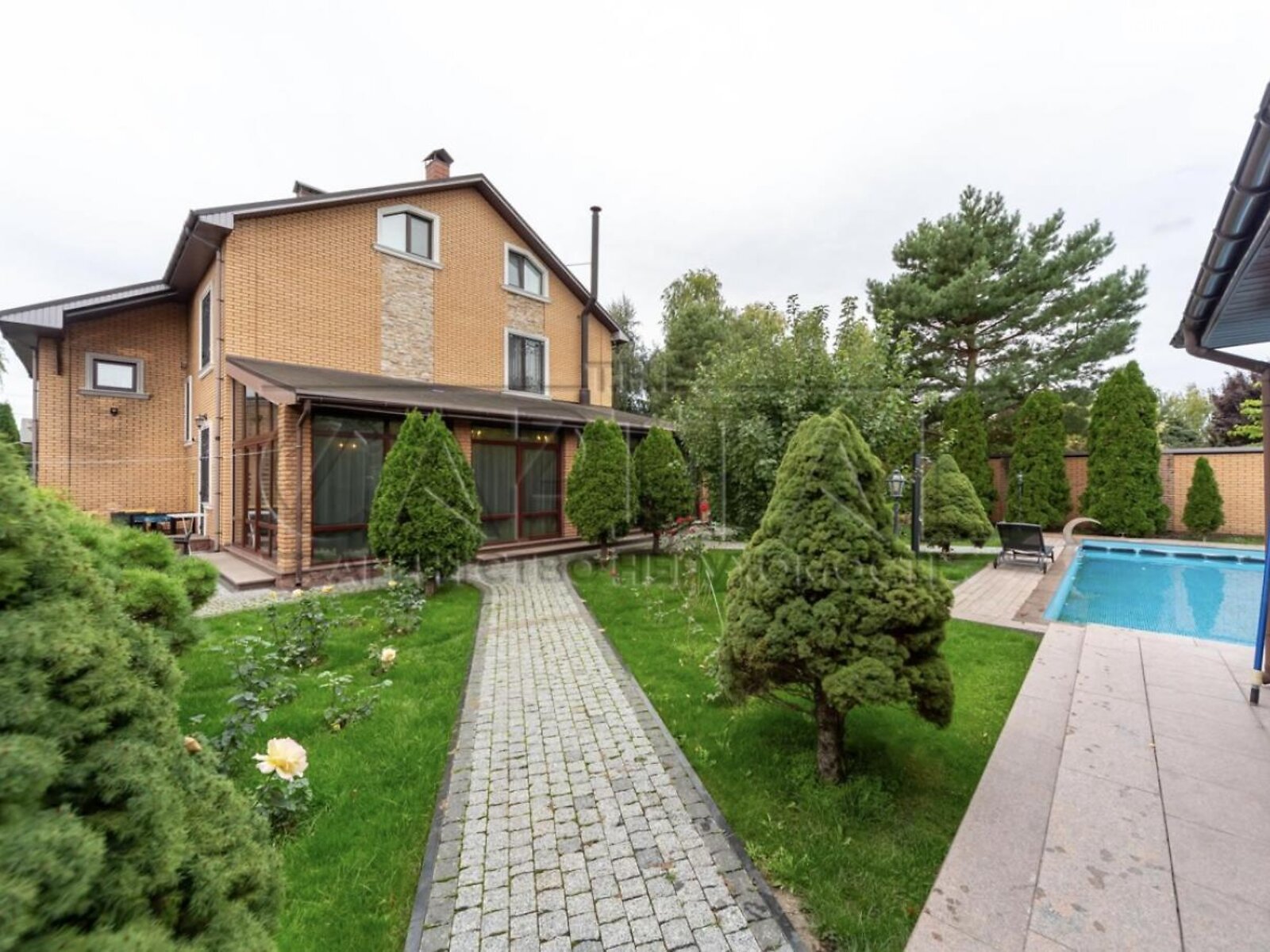 триповерховий будинок з гаражем, 323 кв. м, кирпич. Продаж у Щасливе фото 1