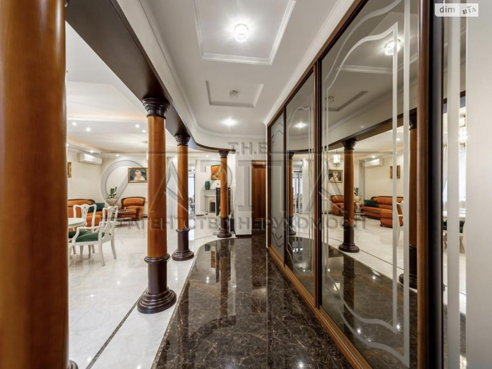 триповерховий будинок з гаражем, 323 кв. м, кирпич. Продаж у Щасливе фото 1