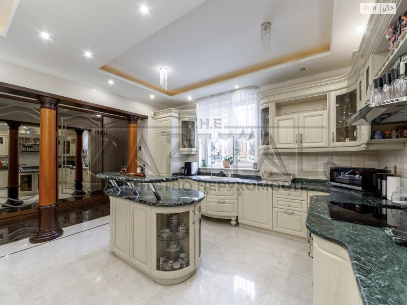 триповерховий будинок з гаражем, 323 кв. м, кирпич. Продаж у Щасливе фото 1