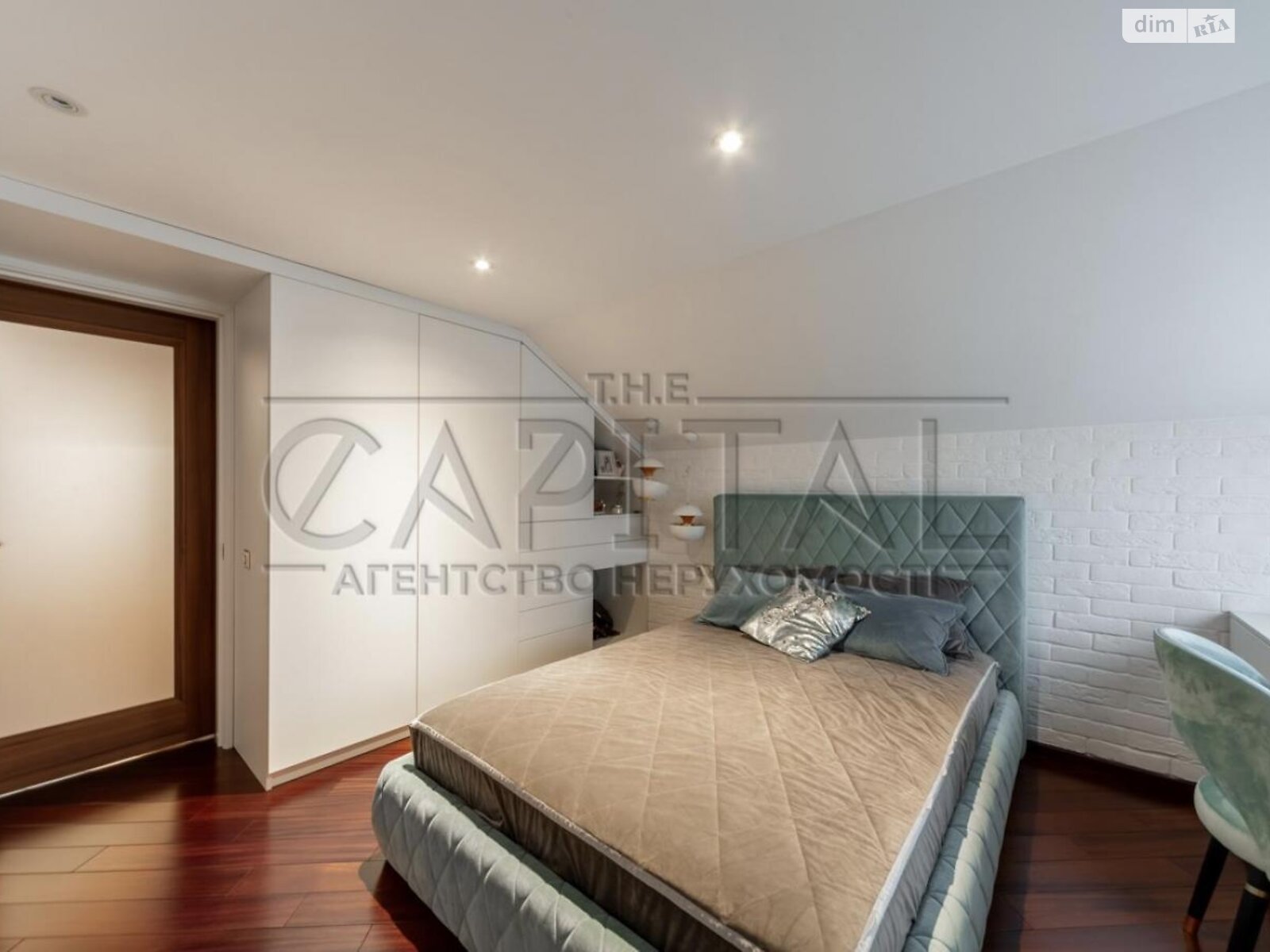 триповерховий будинок з гаражем, 323 кв. м, кирпич. Продаж у Щасливе фото 1