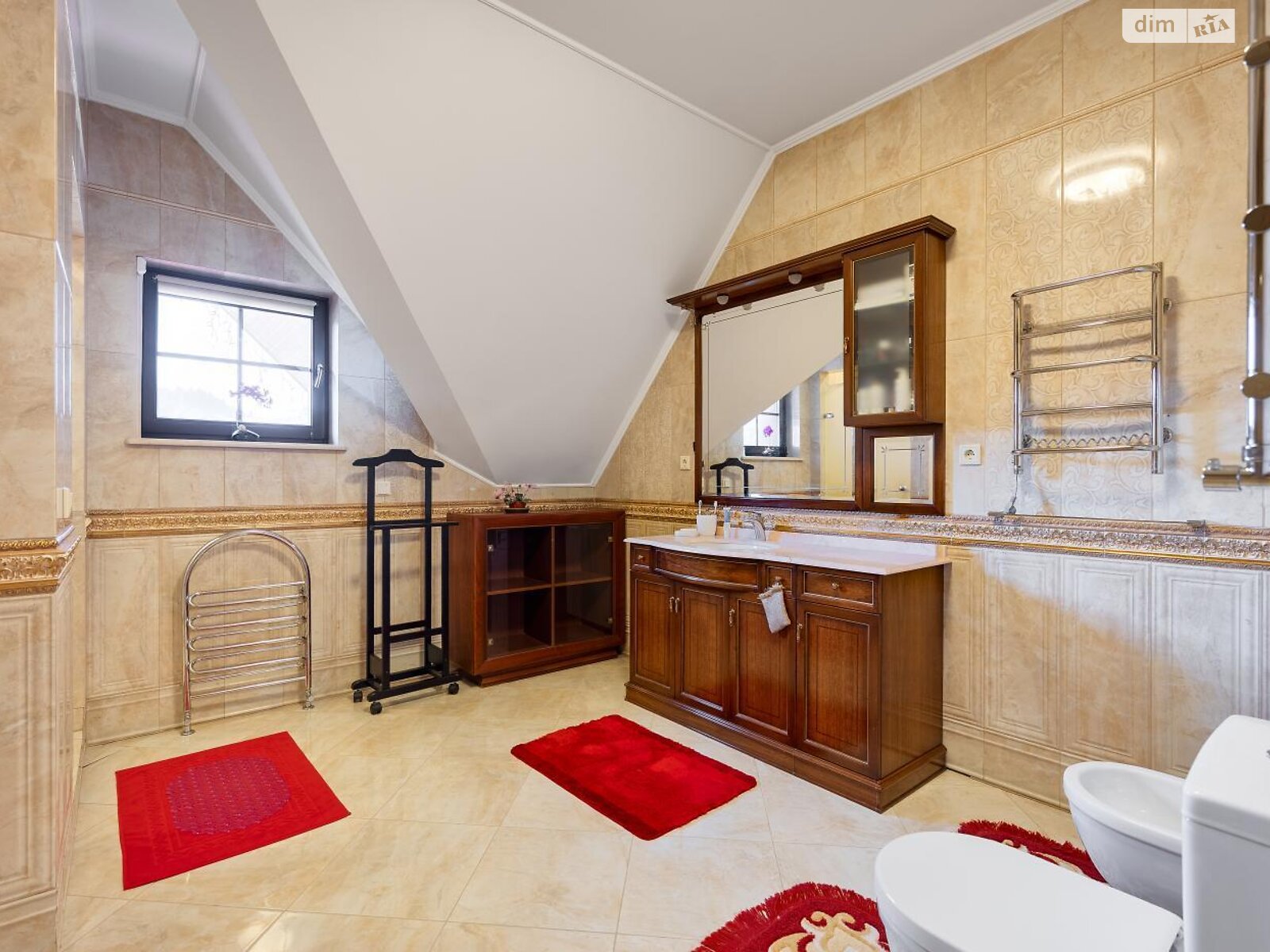 трехэтажный дом с верандой, 298.7 кв. м, кирпич. Продажа в Сходнице фото 1