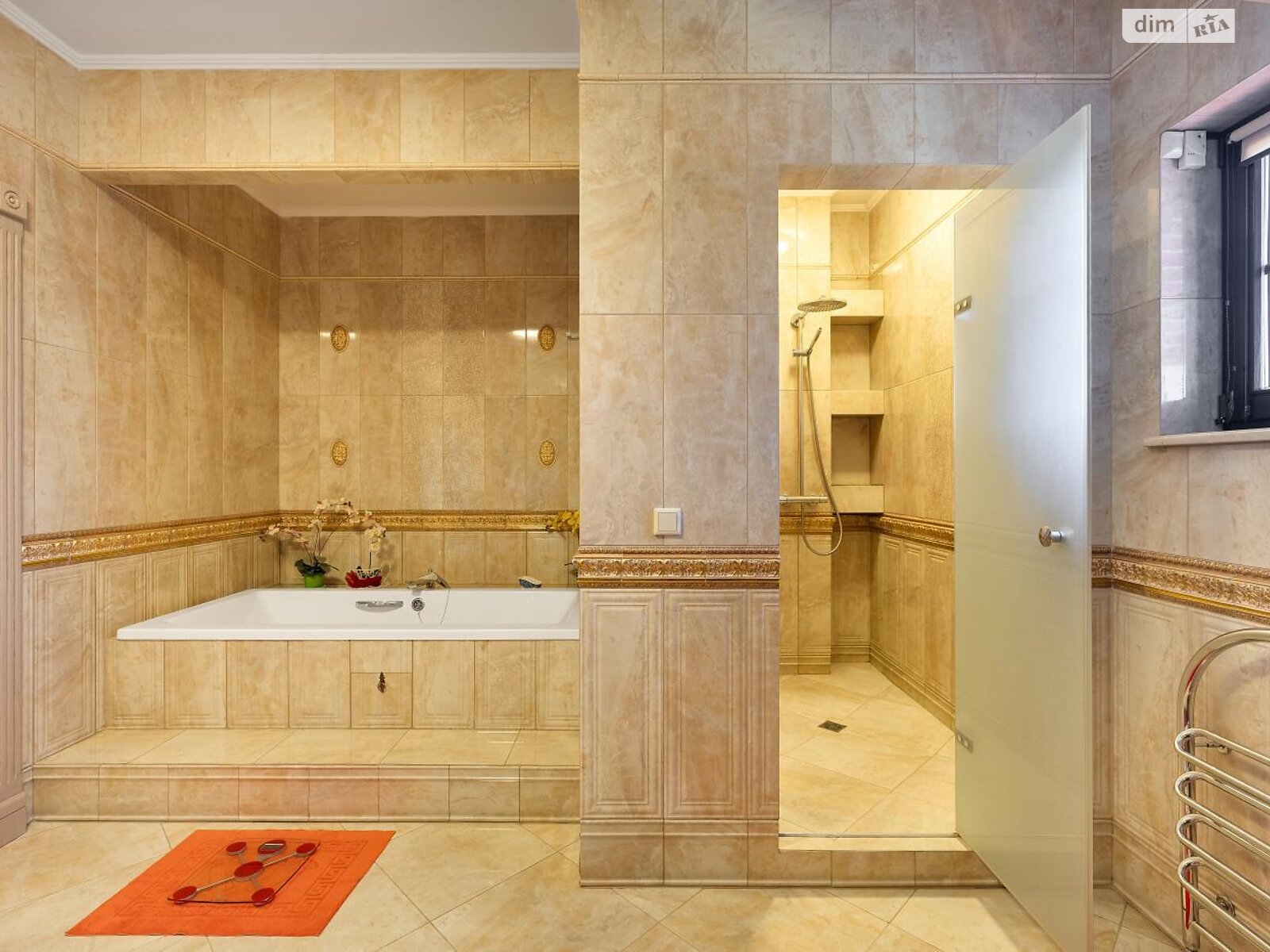 трехэтажный дом с верандой, 298.7 кв. м, кирпич. Продажа в Сходнице фото 1