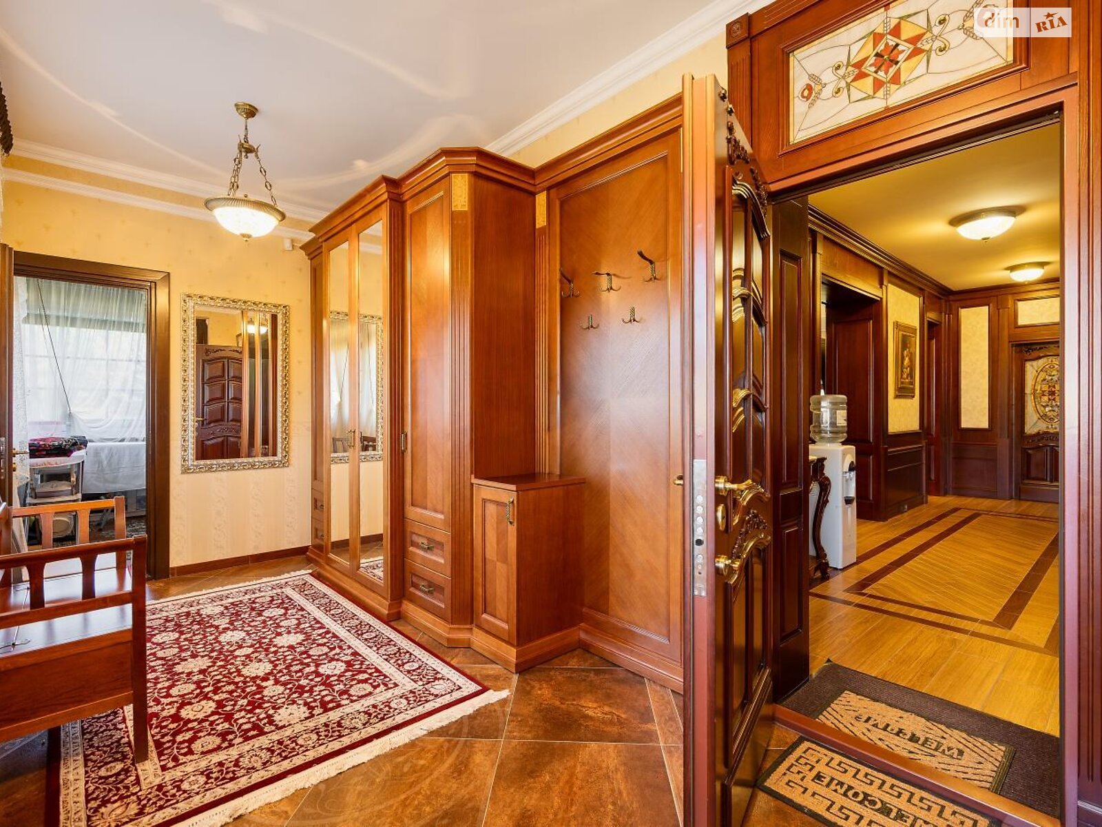 трехэтажный дом с верандой, 298.7 кв. м, кирпич. Продажа в Сходнице фото 1