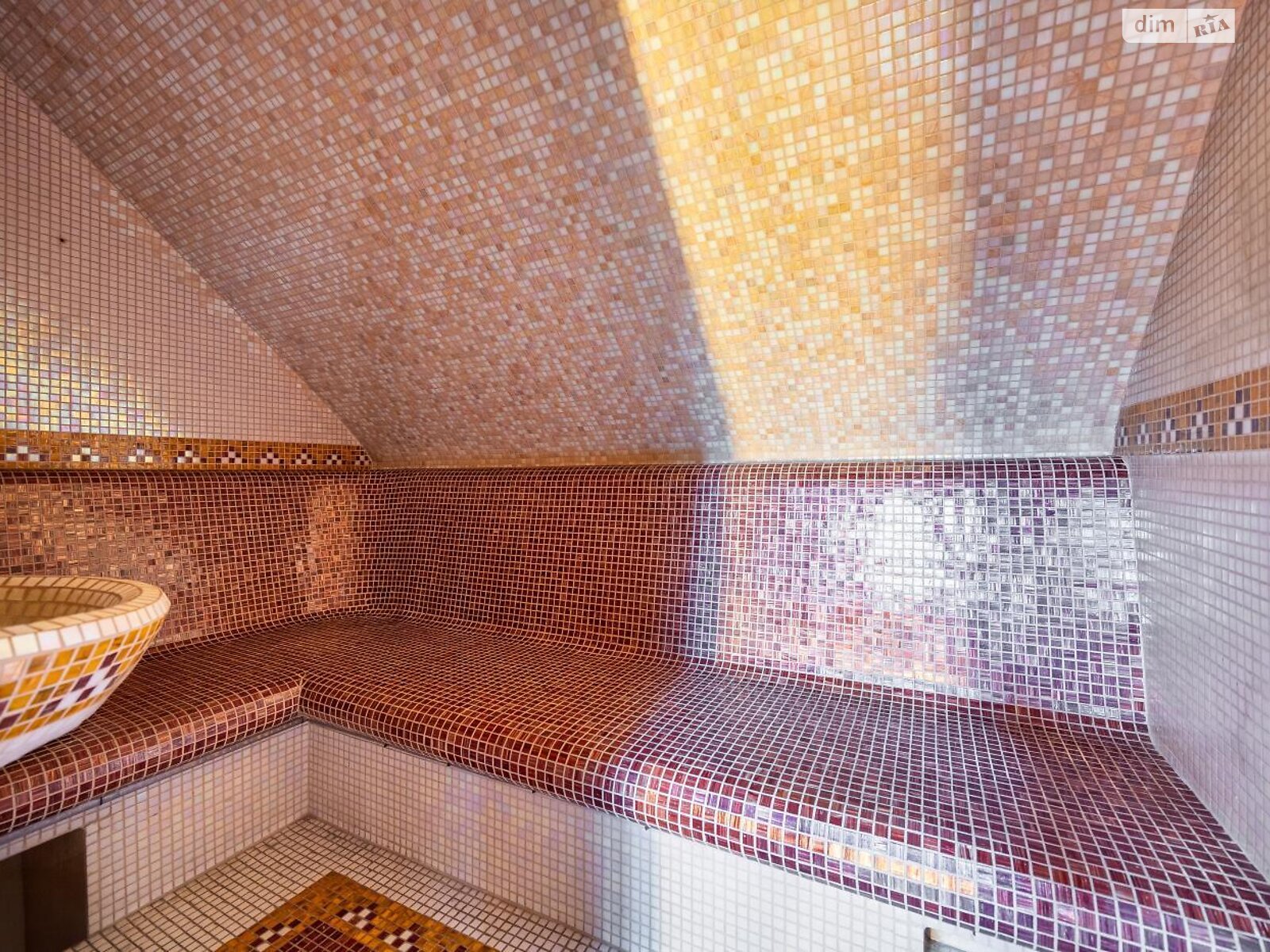 трехэтажный дом с верандой, 298.7 кв. м, кирпич. Продажа в Сходнице фото 1