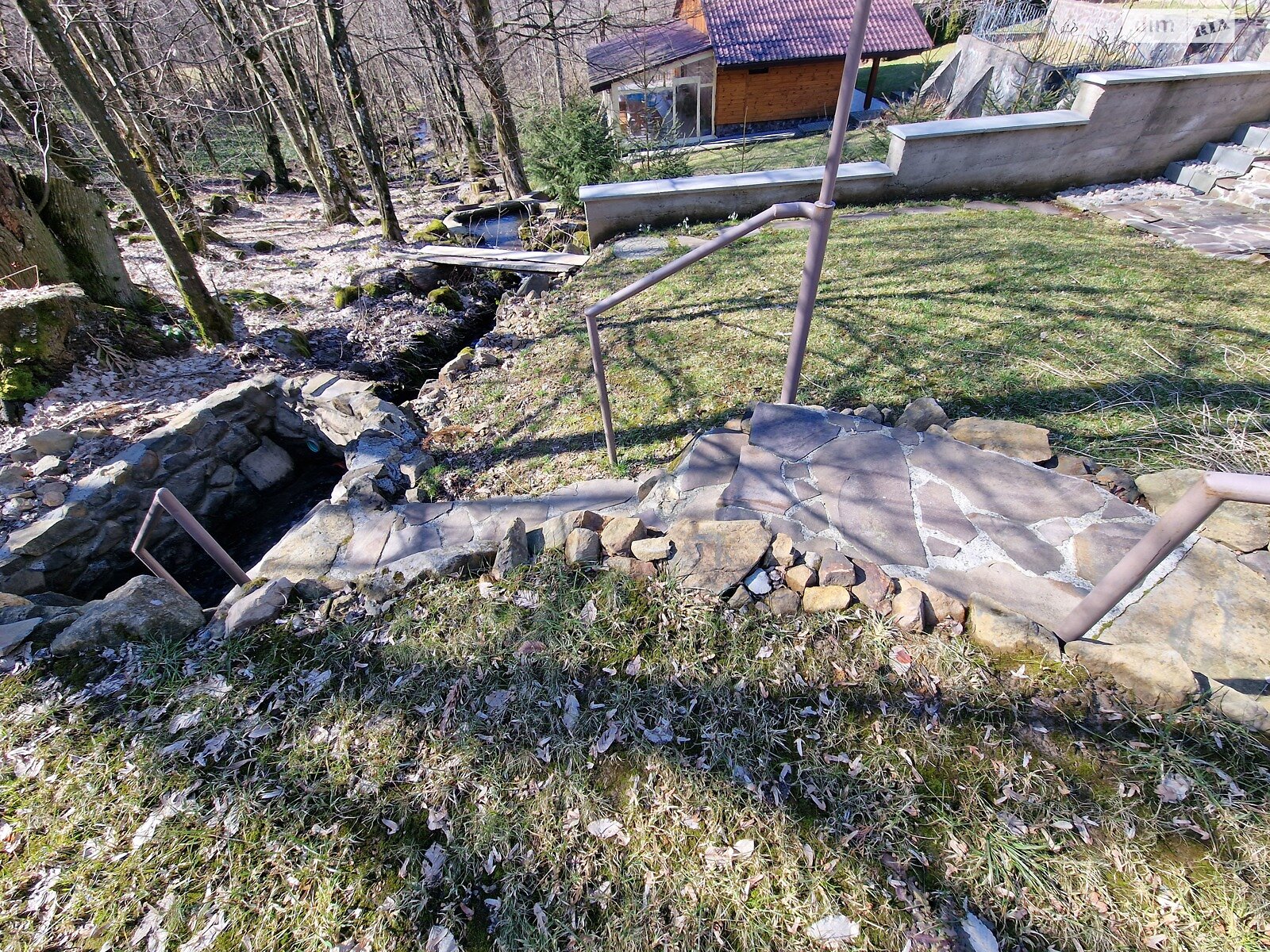 одноэтажный дом с мебелью, 209.5 кв. м, дерево и кирпич. Продажа в Синяке фото 1
