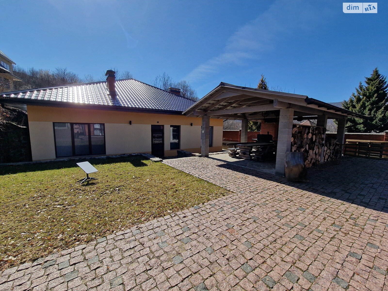 одноэтажный дом с мебелью, 209.5 кв. м, дерево и кирпич. Продажа в Синяке фото 1