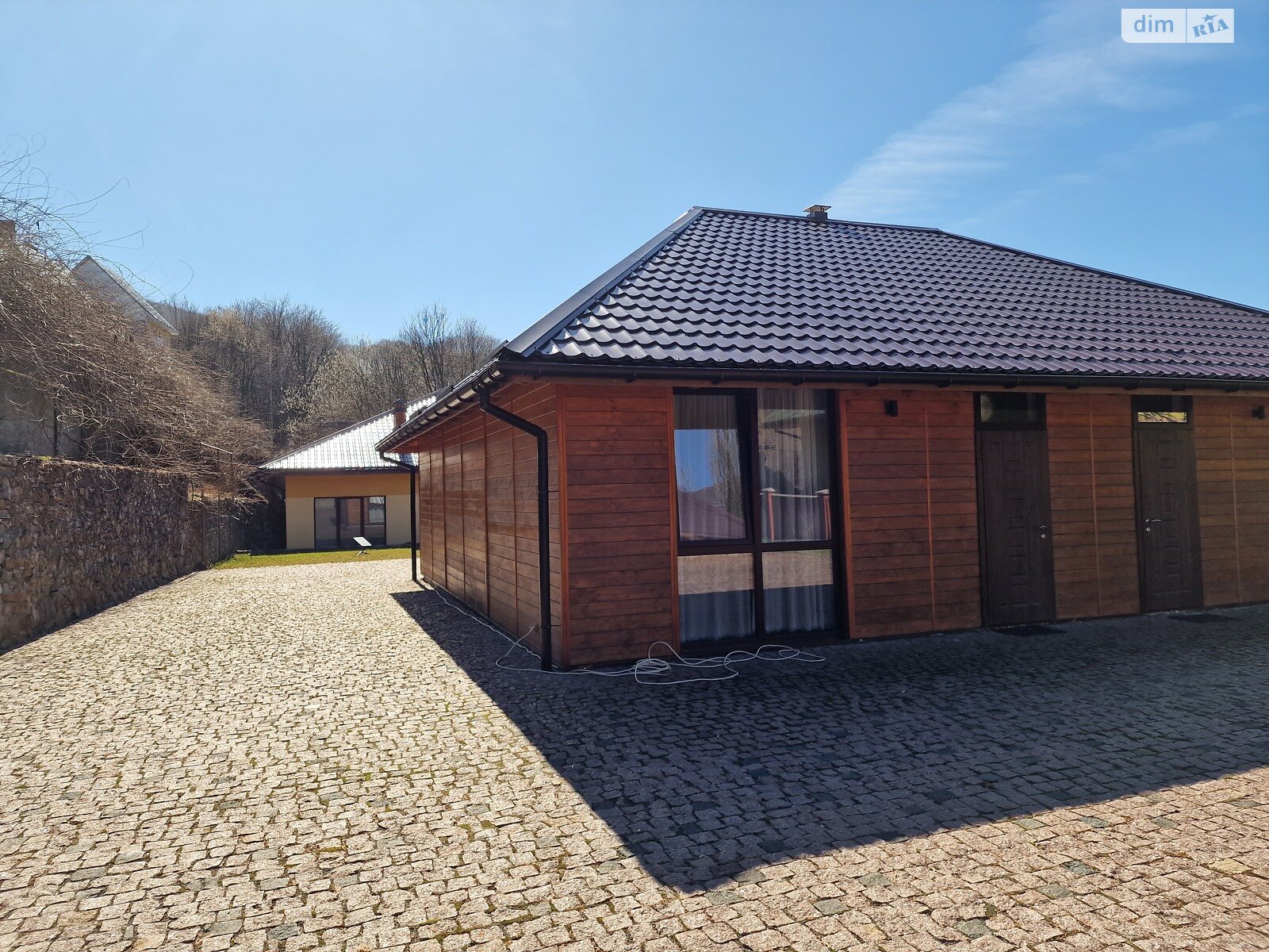 одноэтажный дом с мебелью, 209.5 кв. м, дерево и кирпич. Продажа в Синяке фото 1