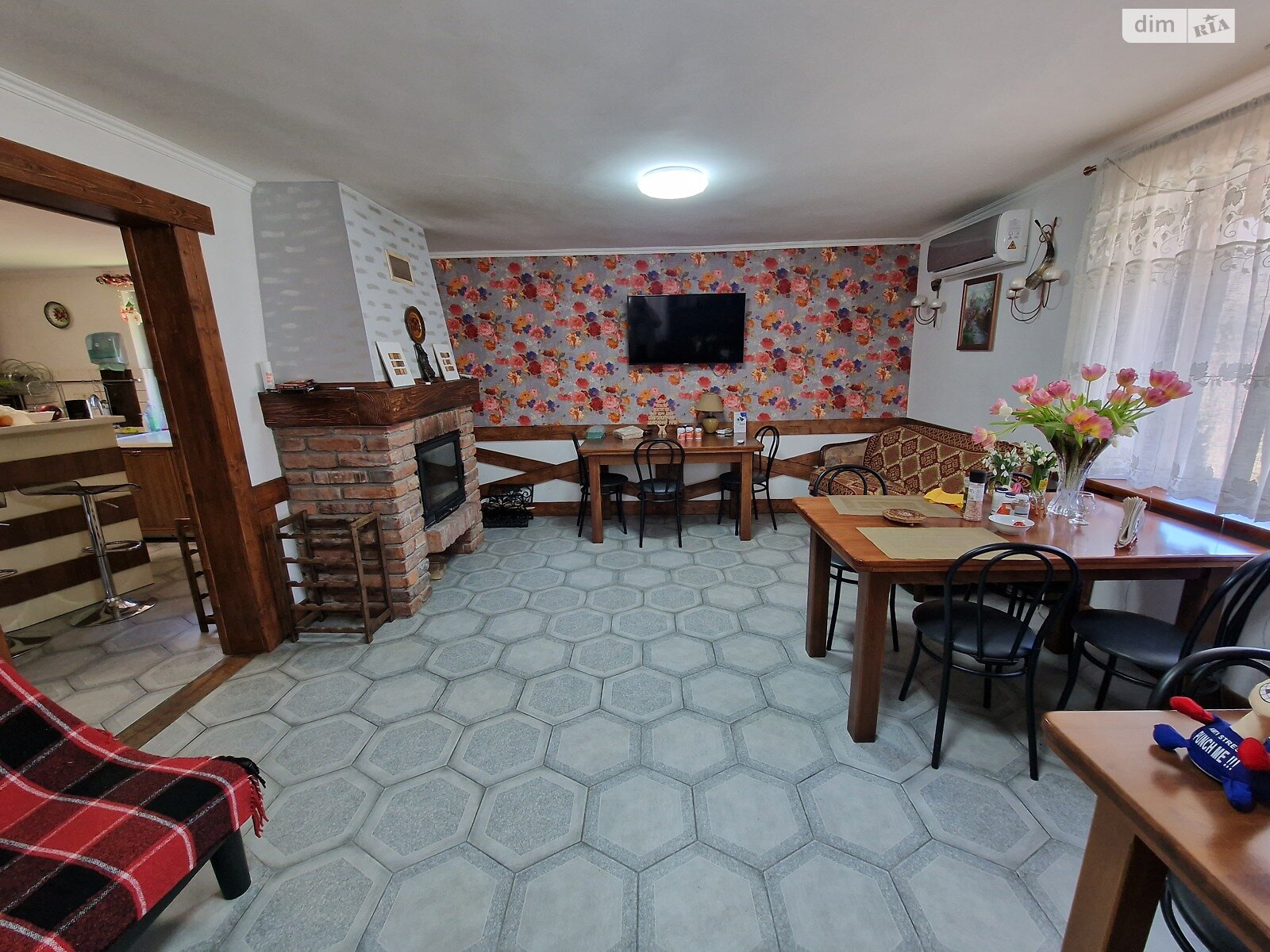 одноэтажный дом с мебелью, 209.5 кв. м, дерево и кирпич. Продажа в Синяке фото 1