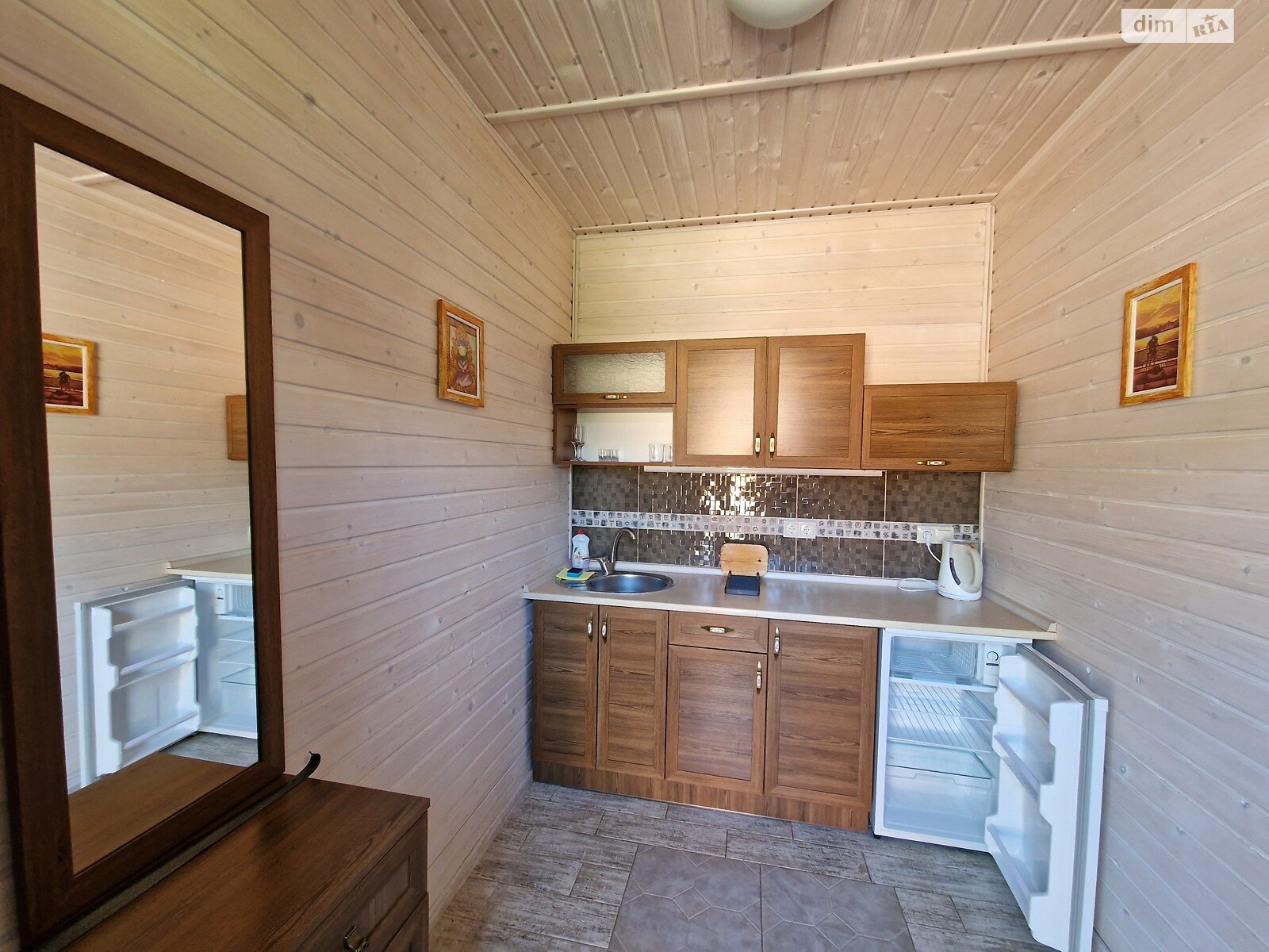 одноэтажный дом с мебелью, 209.5 кв. м, дерево и кирпич. Продажа в Синяке фото 1