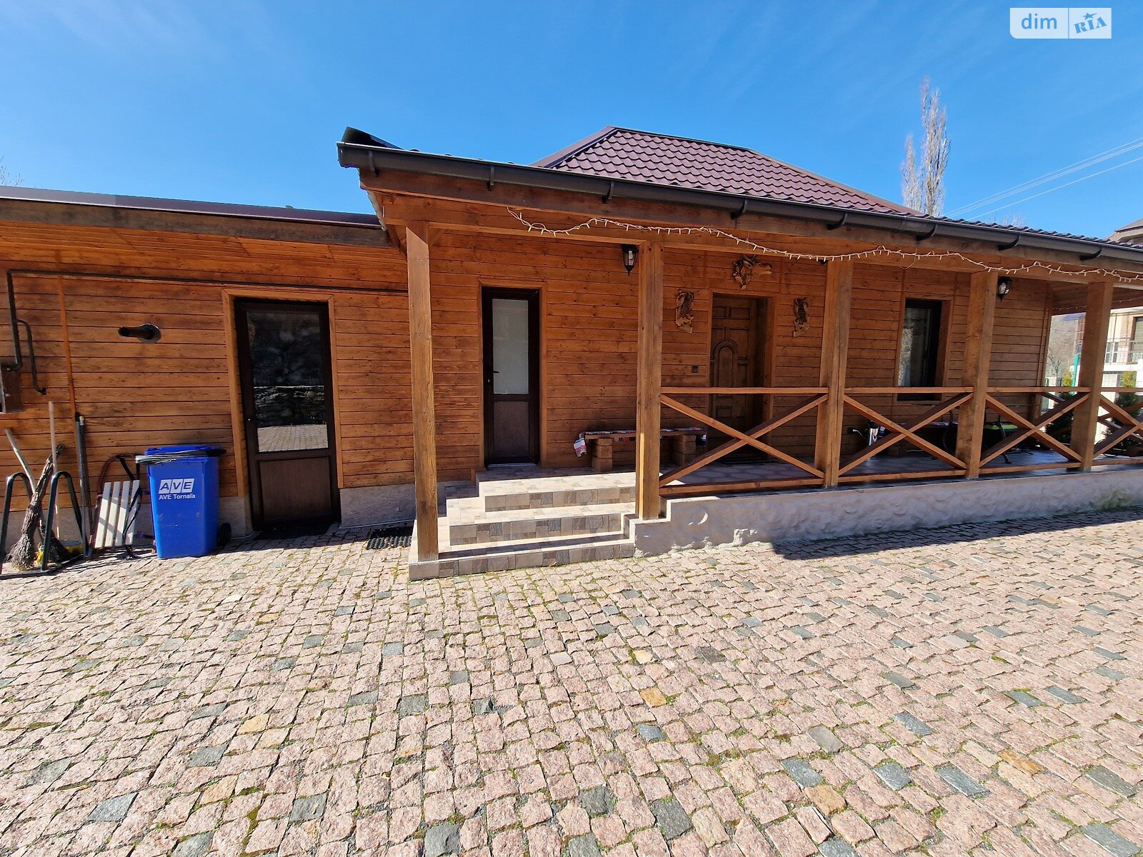 одноэтажный дом с мебелью, 209.5 кв. м, дерево и кирпич. Продажа в Синяке фото 1