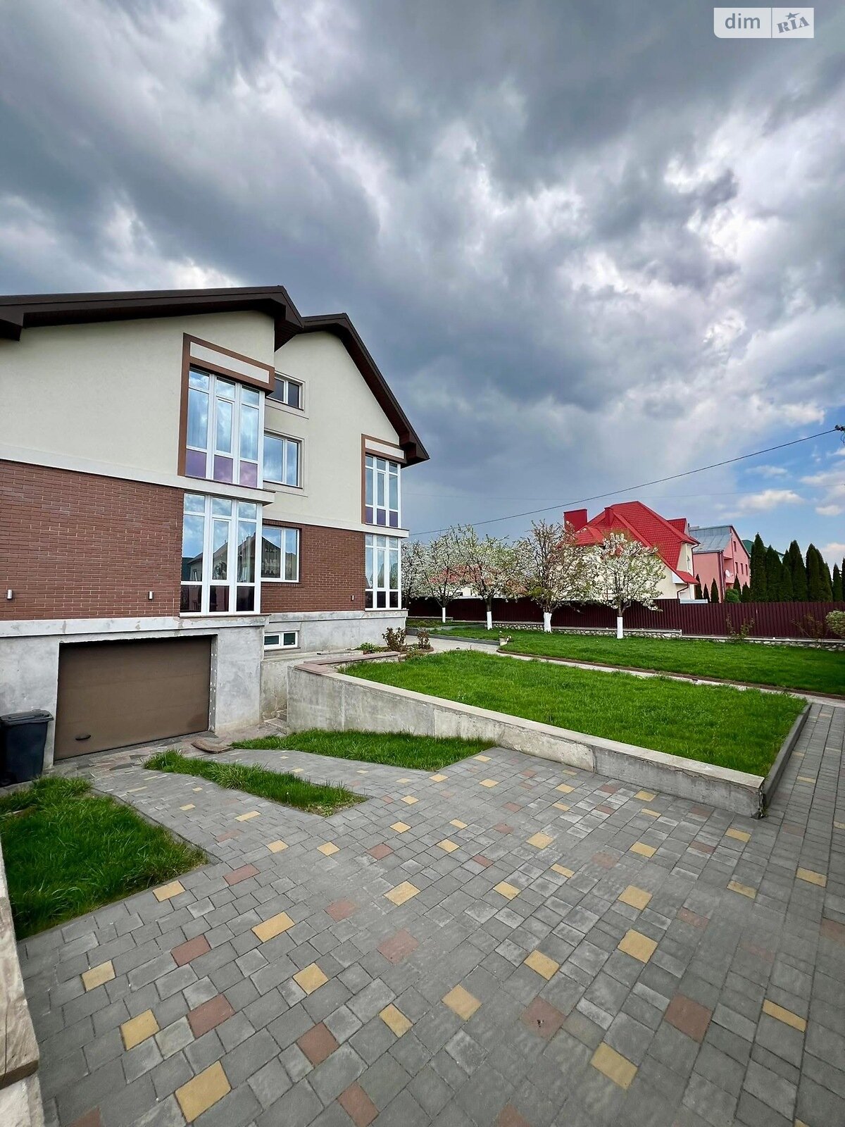 двоповерховий будинок з гаражем, 300 кв. м, цегла. Продаж у Смиківці фото 1 двоповерховий будинок з гаражем, 300 кв. м, цегла. Продаж у Смиківці фото 1