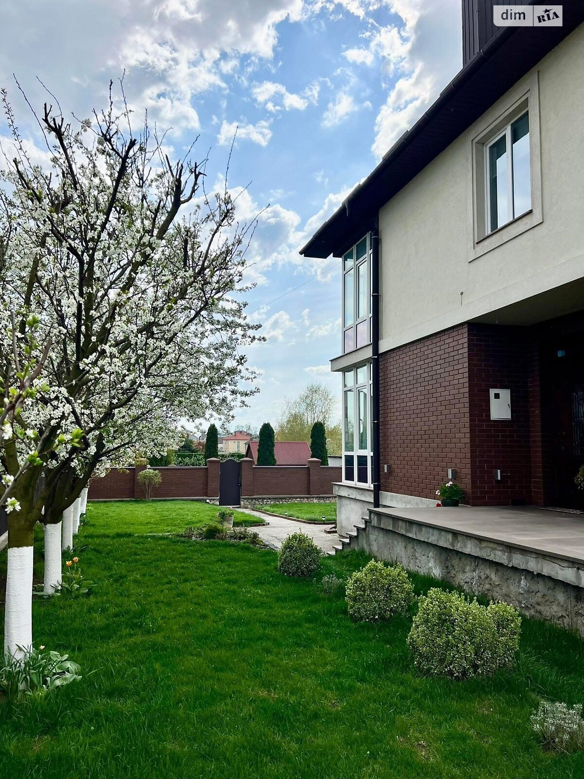 двоповерховий будинок з гаражем, 300 кв. м, цегла. Продаж у Смиківці фото 1 двоповерховий будинок з гаражем, 300 кв. м, цегла. Продаж у Смиківці фото 1