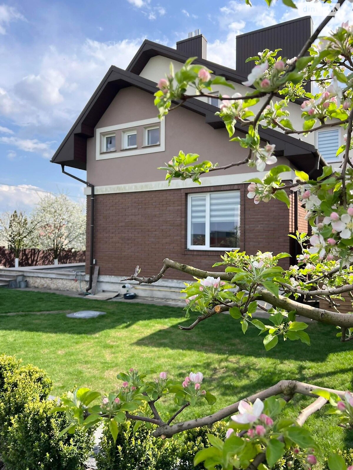 двоповерховий будинок з гаражем, 300 кв. м, цегла. Продаж у Смиківці фото 1 двоповерховий будинок з гаражем, 300 кв. м, цегла. Продаж у Смиківці фото 1