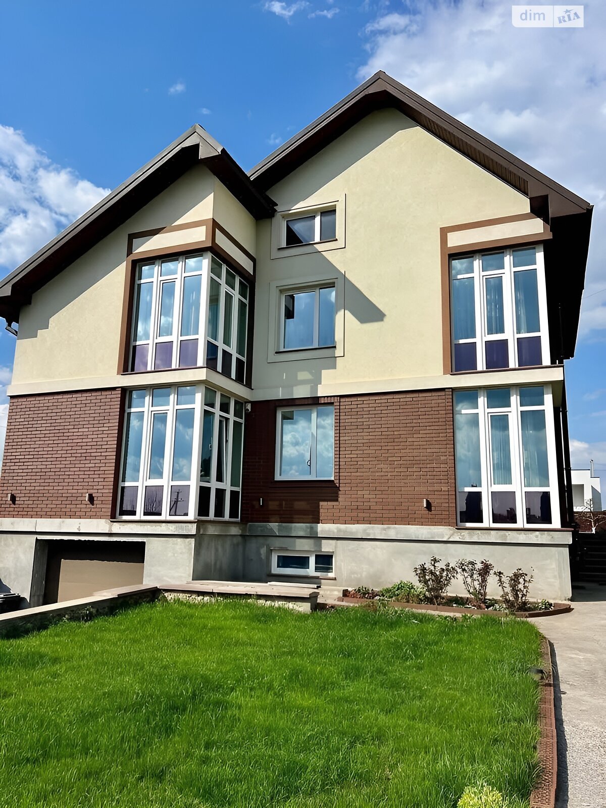 триповерховий будинок з гаражем, 300 кв. м, цегла. Продаж у Смиківці фото 1 триповерховий будинок з гаражем, 300 кв. м, цегла. Продаж у Смиківці фото 1