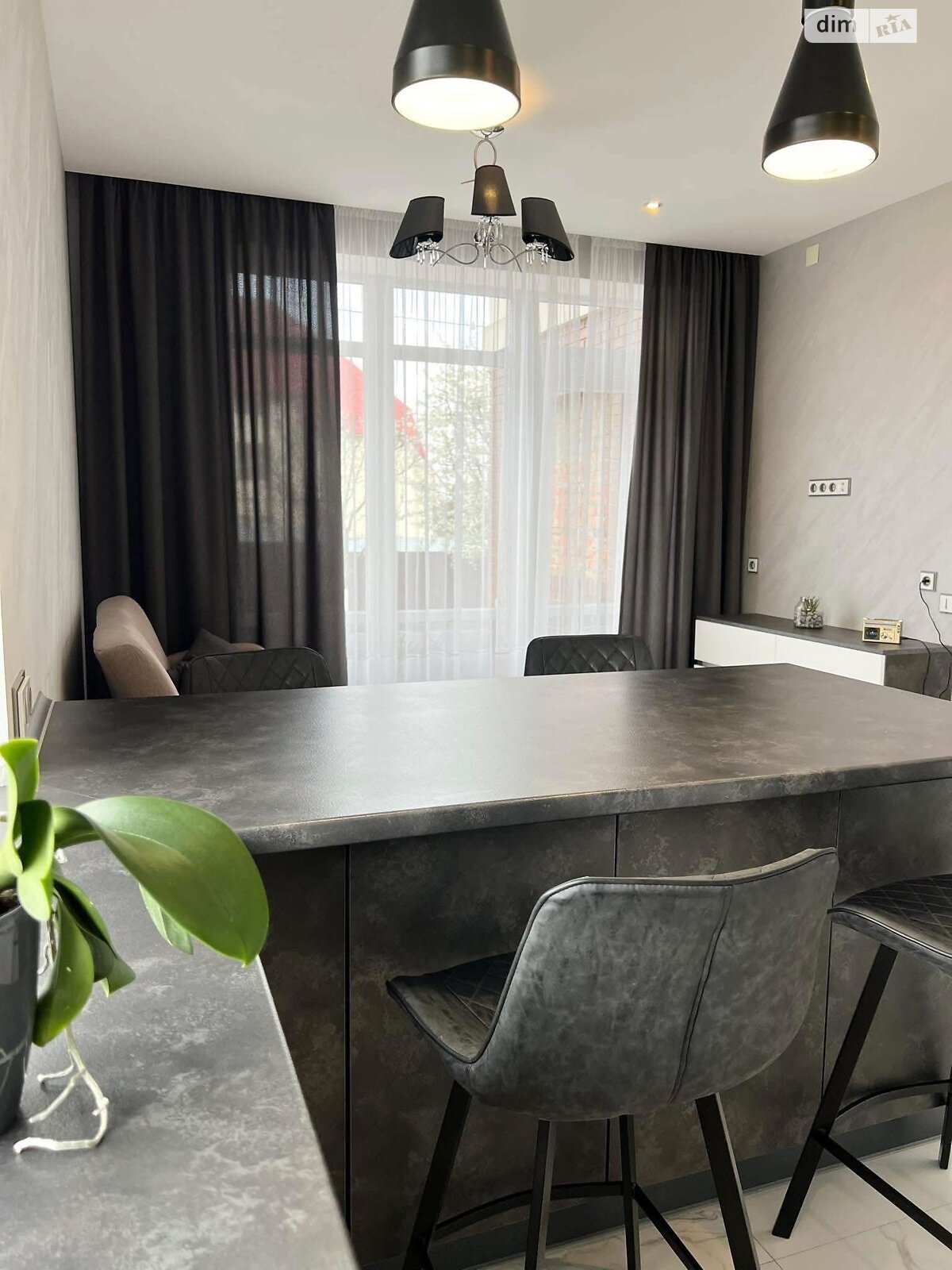 триповерховий будинок з гаражем, 300 кв. м, цегла. Продаж у Смиківці фото 1 триповерховий будинок з гаражем, 300 кв. м, цегла. Продаж у Смиківці фото 1