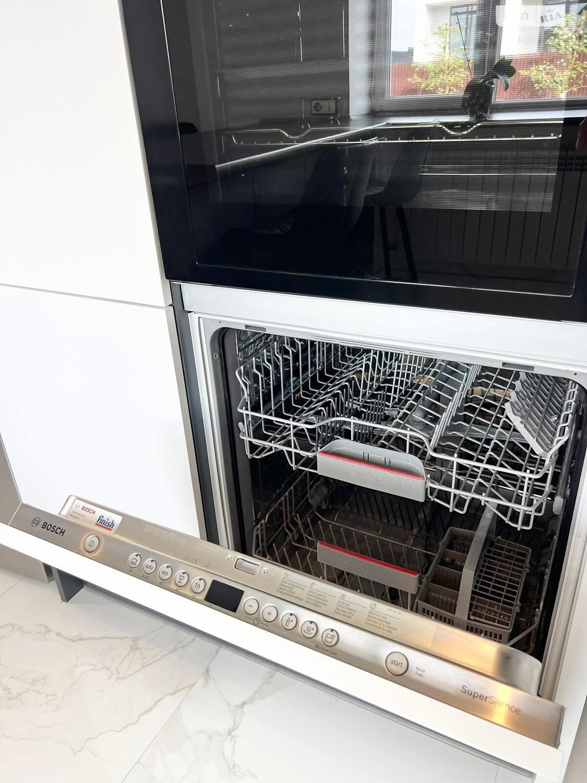 триповерховий будинок з гаражем, 300 кв. м, цегла. Продаж у Смиківці фото 1 триповерховий будинок з гаражем, 300 кв. м, цегла. Продаж у Смиківці фото 1