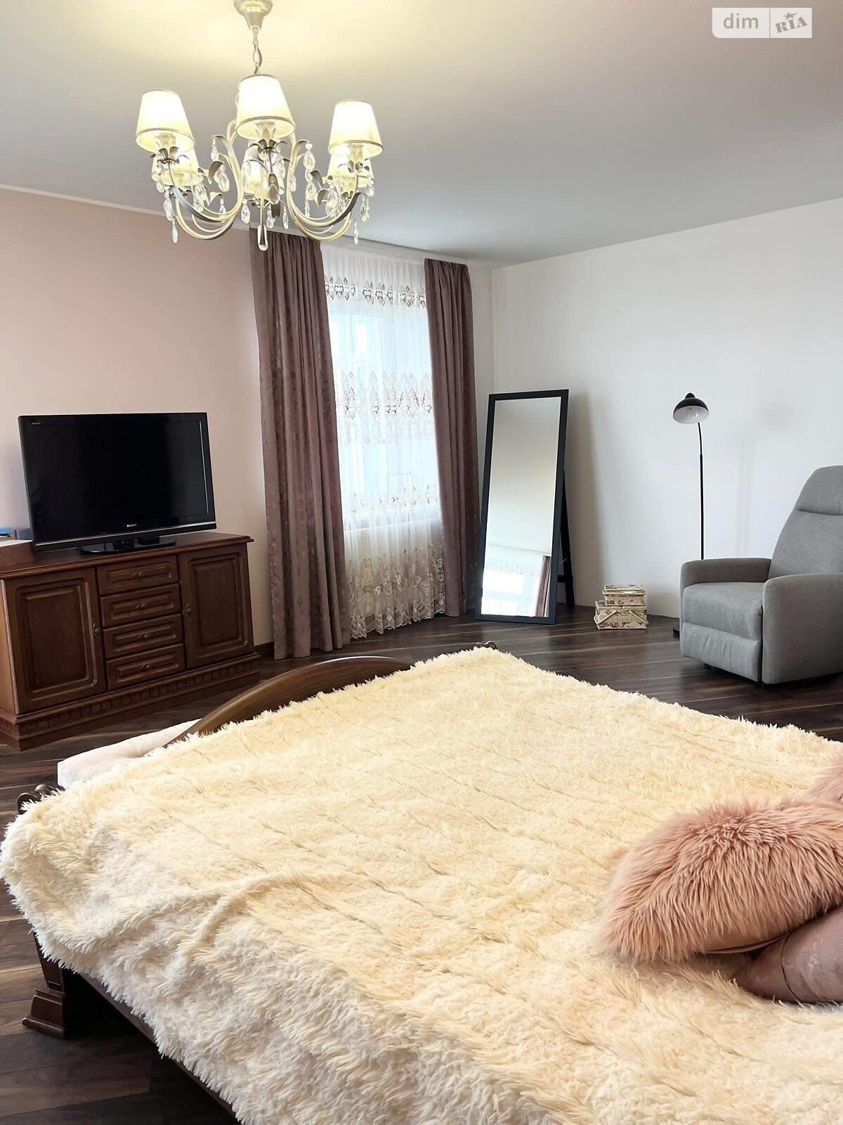 триповерховий будинок з гаражем, 300 кв. м, цегла. Продаж у Смиківці фото 1 триповерховий будинок з гаражем, 300 кв. м, цегла. Продаж у Смиківці фото 1