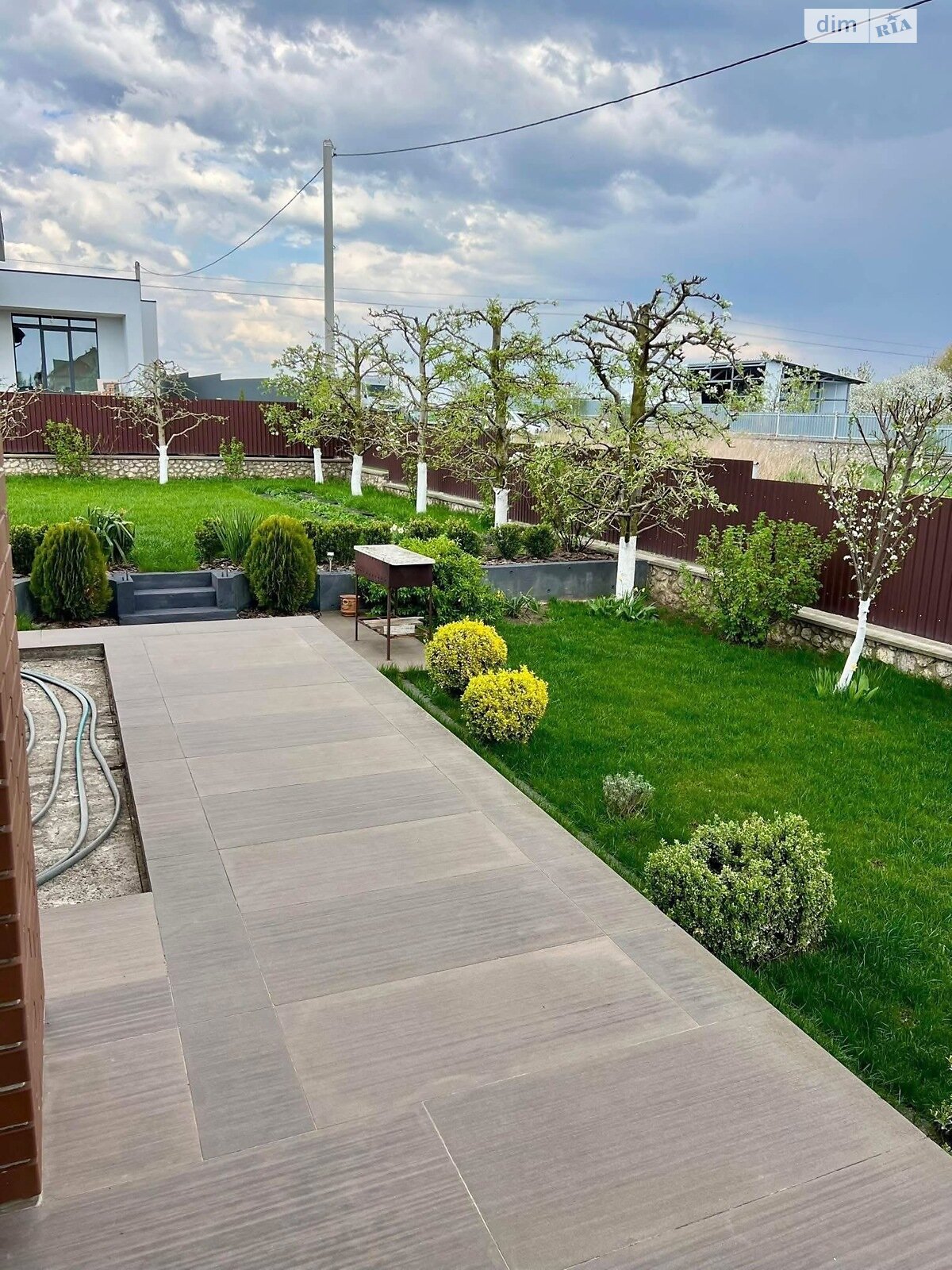 триповерховий будинок з гаражем, 300 кв. м, цегла. Продаж у Смиківці фото 1 триповерховий будинок з гаражем, 300 кв. м, цегла. Продаж у Смиківці фото 1