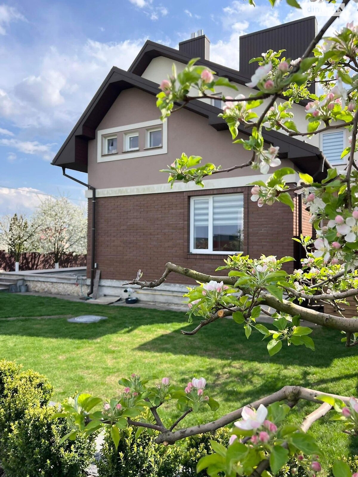 триповерховий будинок з гаражем, 300 кв. м, цегла. Продаж у Смиківці фото 1 триповерховий будинок з гаражем, 300 кв. м, цегла. Продаж у Смиківці фото 1