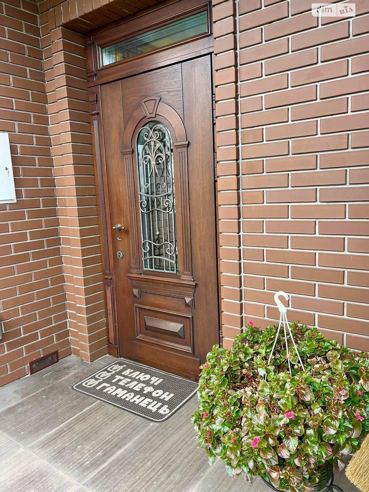 триповерховий будинок з гаражем, 300 кв. м, цегла. Продаж у Смиківці фото 1 триповерховий будинок з гаражем, 300 кв. м, цегла. Продаж у Смиківці фото 1