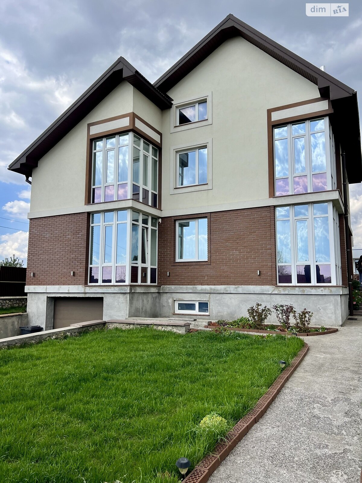 двоповерховий будинок з гаражем, 300 кв. м, цегла. Продаж у Смиківці фото 1 двоповерховий будинок з гаражем, 300 кв. м, цегла. Продаж у Смиківці фото 1