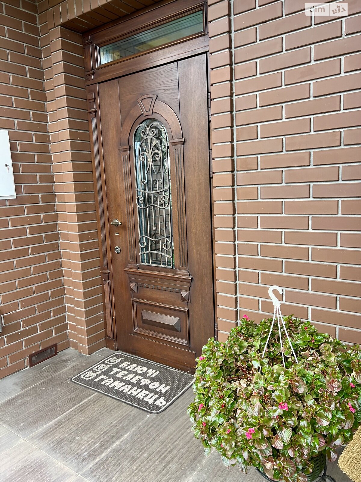 двоповерховий будинок з гаражем, 300 кв. м, цегла. Продаж у Смиківці фото 1 двоповерховий будинок з гаражем, 300 кв. м, цегла. Продаж у Смиківці фото 1