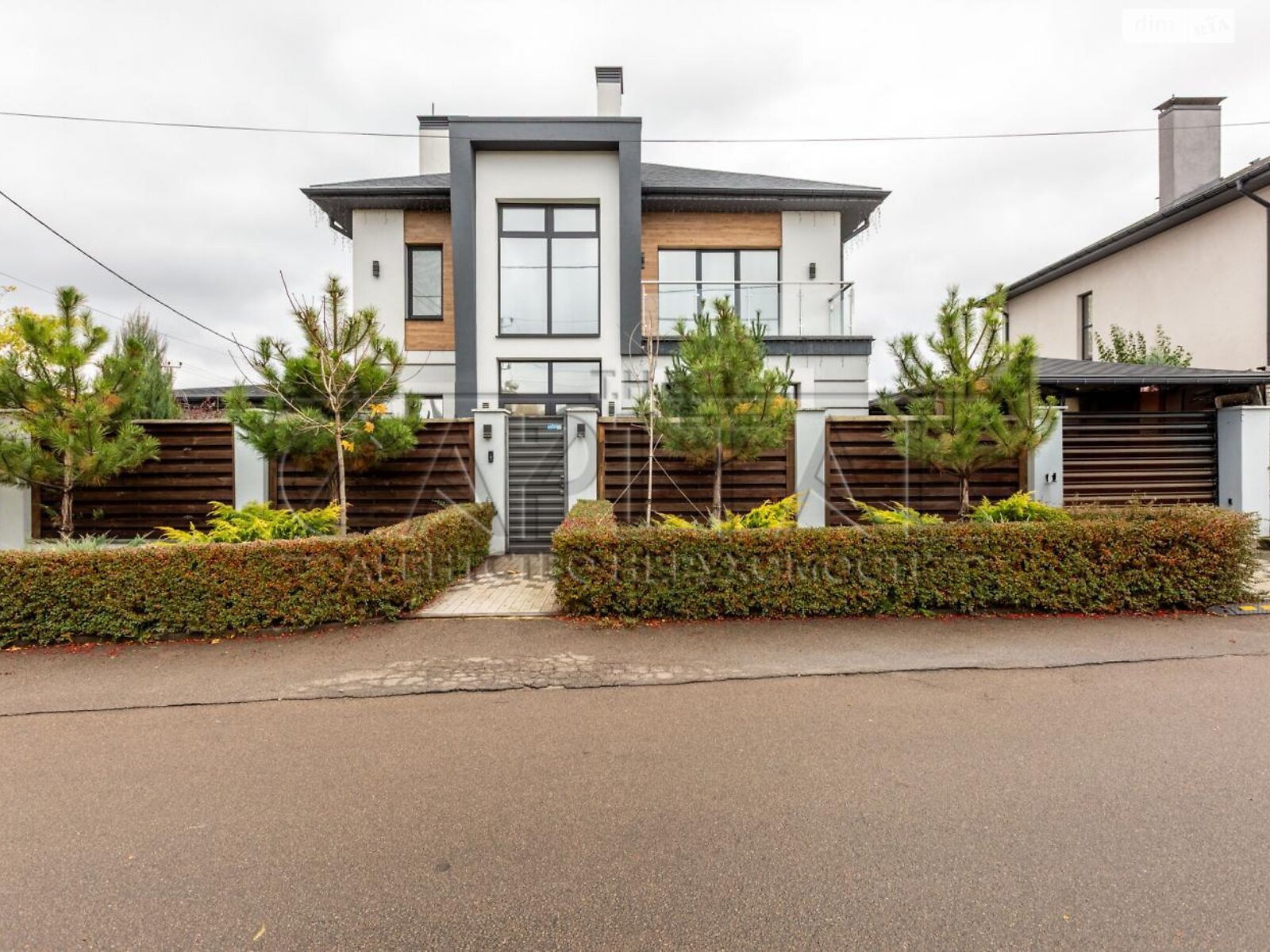 трехэтажный дом с отоплением, 260 кв. м, кирпич. Продажа в Софиевской Борщаговке фото 1 трехэтажный дом с отоплением, 260 кв. м, кирпич. Продажа в Софиевской Борщаговке фото 1