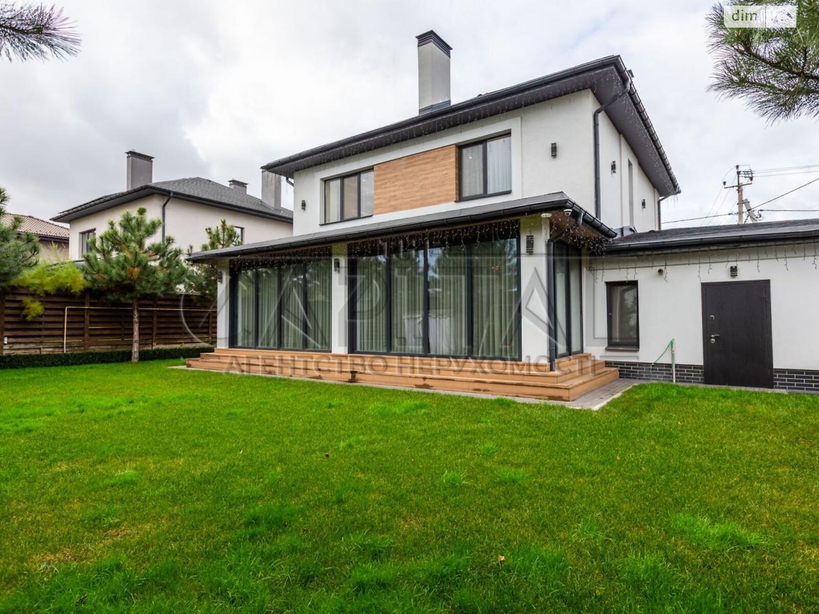 трехэтажный дом с отоплением, 260 кв. м, кирпич. Продажа в Софиевской Борщаговке фото 1 трехэтажный дом с отоплением, 260 кв. м, кирпич. Продажа в Софиевской Борщаговке фото 1