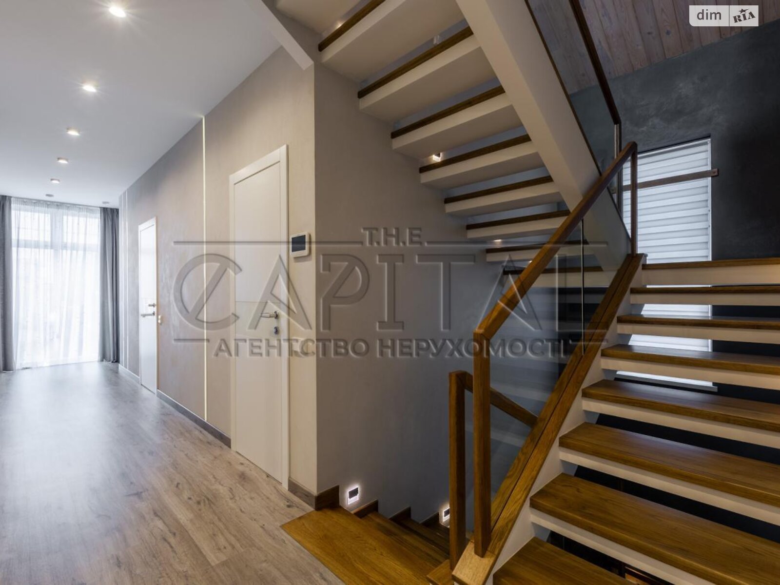 трехэтажный дом с отоплением, 260 кв. м, кирпич. Продажа в Софиевской Борщаговке фото 1 трехэтажный дом с отоплением, 260 кв. м, кирпич. Продажа в Софиевской Борщаговке фото 1