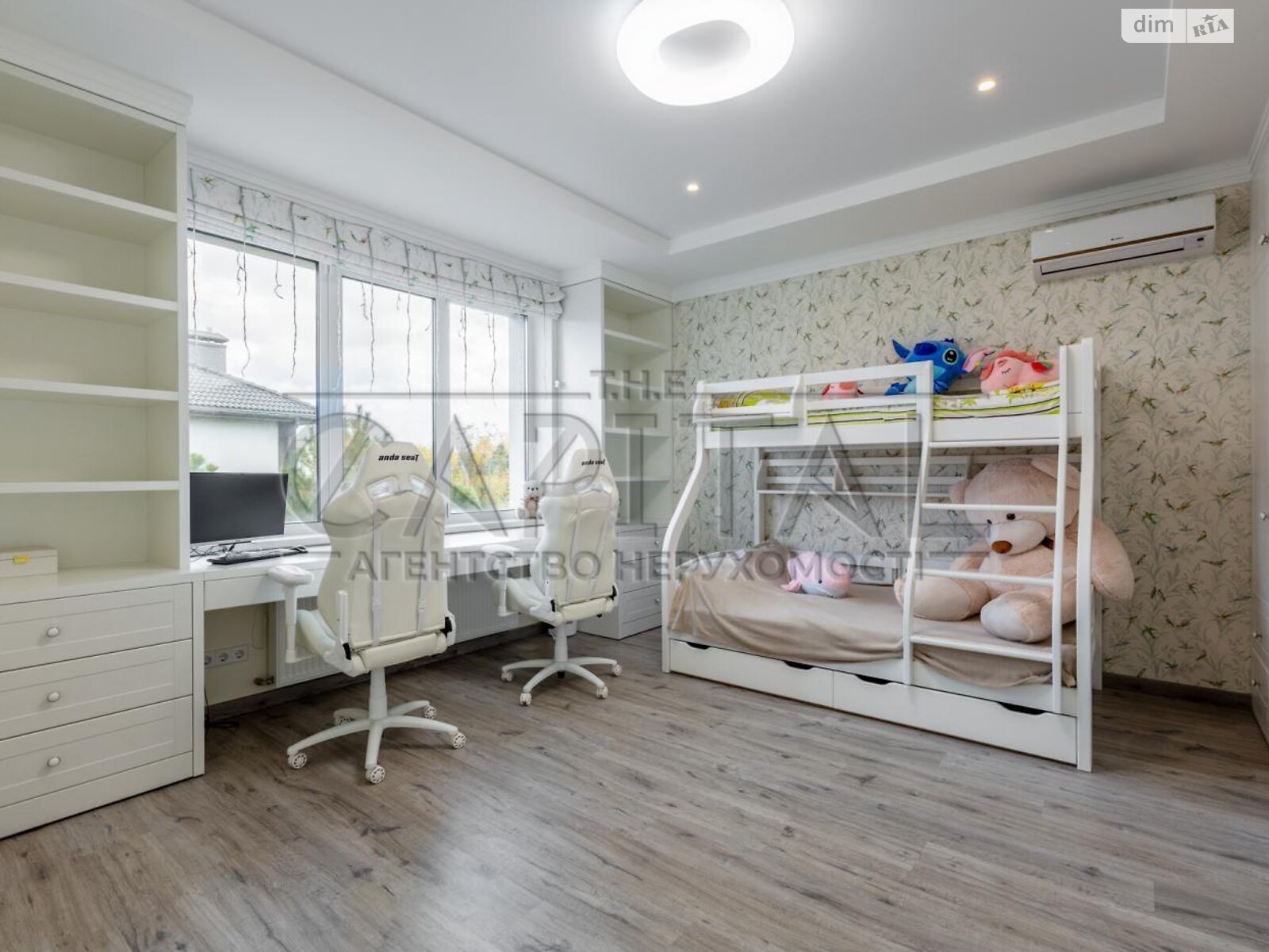 трехэтажный дом с отоплением, 260 кв. м, кирпич. Продажа в Софиевской Борщаговке фото 1 трехэтажный дом с отоплением, 260 кв. м, кирпич. Продажа в Софиевской Борщаговке фото 1