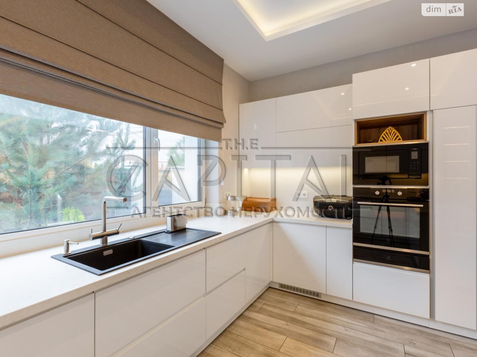 трехэтажный дом с отоплением, 260 кв. м, кирпич. Продажа в Софиевской Борщаговке фото 1 трехэтажный дом с отоплением, 260 кв. м, кирпич. Продажа в Софиевской Борщаговке фото 1