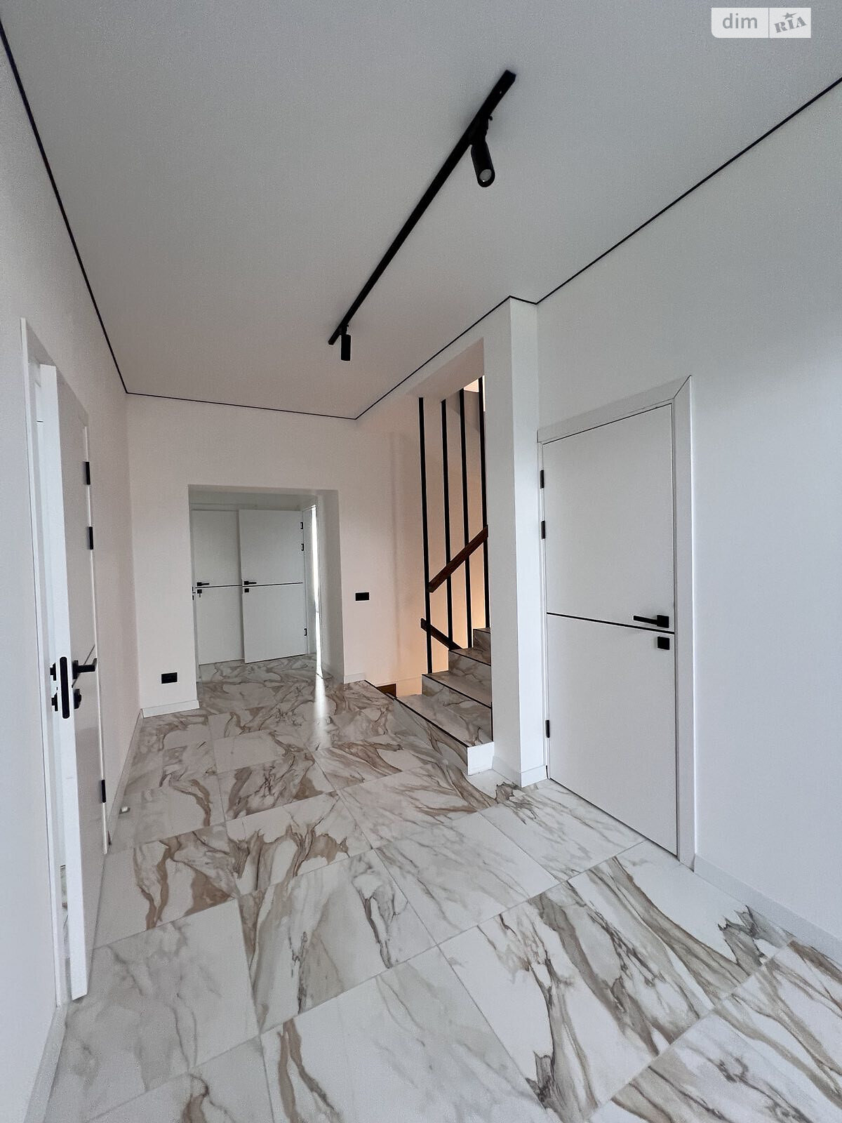 триповерховий будинок з верандою, 296 кв. м, цегла. Продаж у Солуках фото 1 триповерховий будинок з верандою, 296 кв. м, цегла. Продаж у Солуках фото 1