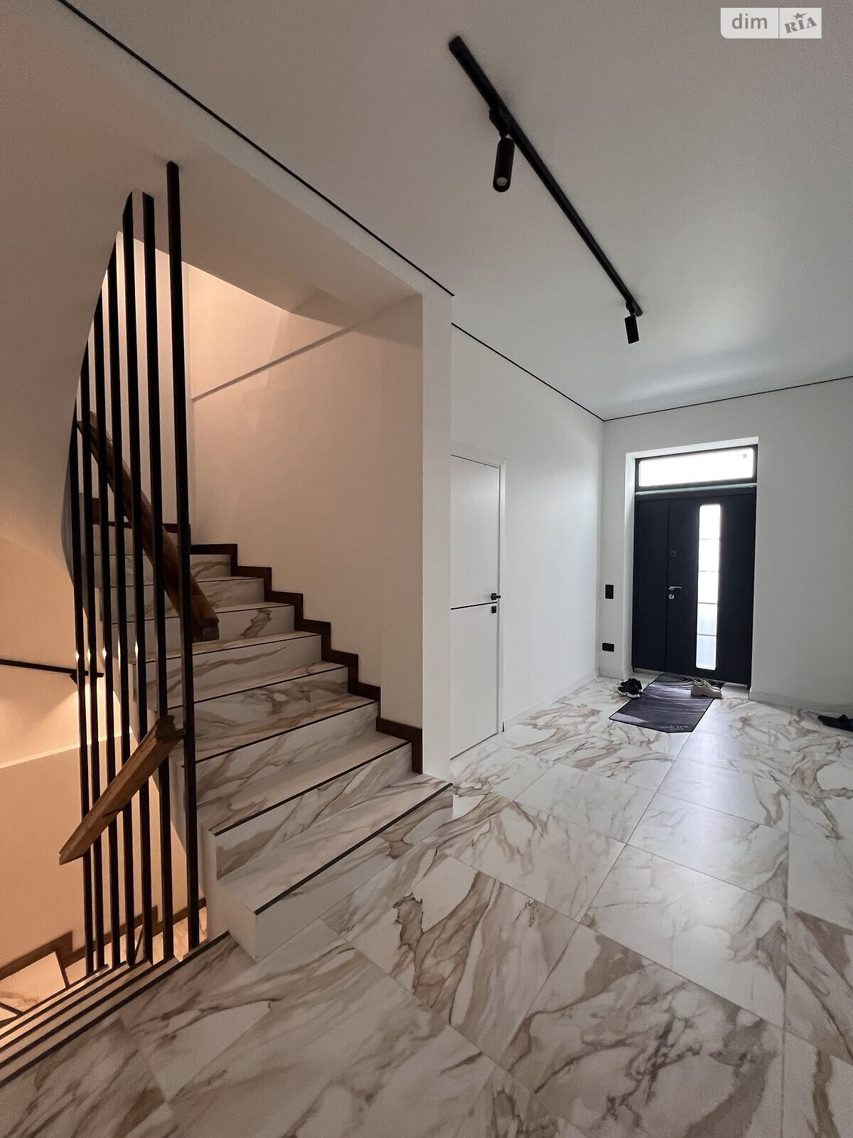 триповерховий будинок з верандою, 296 кв. м, цегла. Продаж у Солуках фото 1 триповерховий будинок з верандою, 296 кв. м, цегла. Продаж у Солуках фото 1