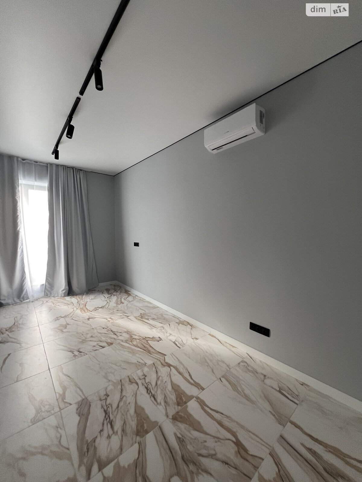 триповерховий будинок з верандою, 296 кв. м, цегла. Продаж у Солуках фото 1 триповерховий будинок з верандою, 296 кв. м, цегла. Продаж у Солуках фото 1
