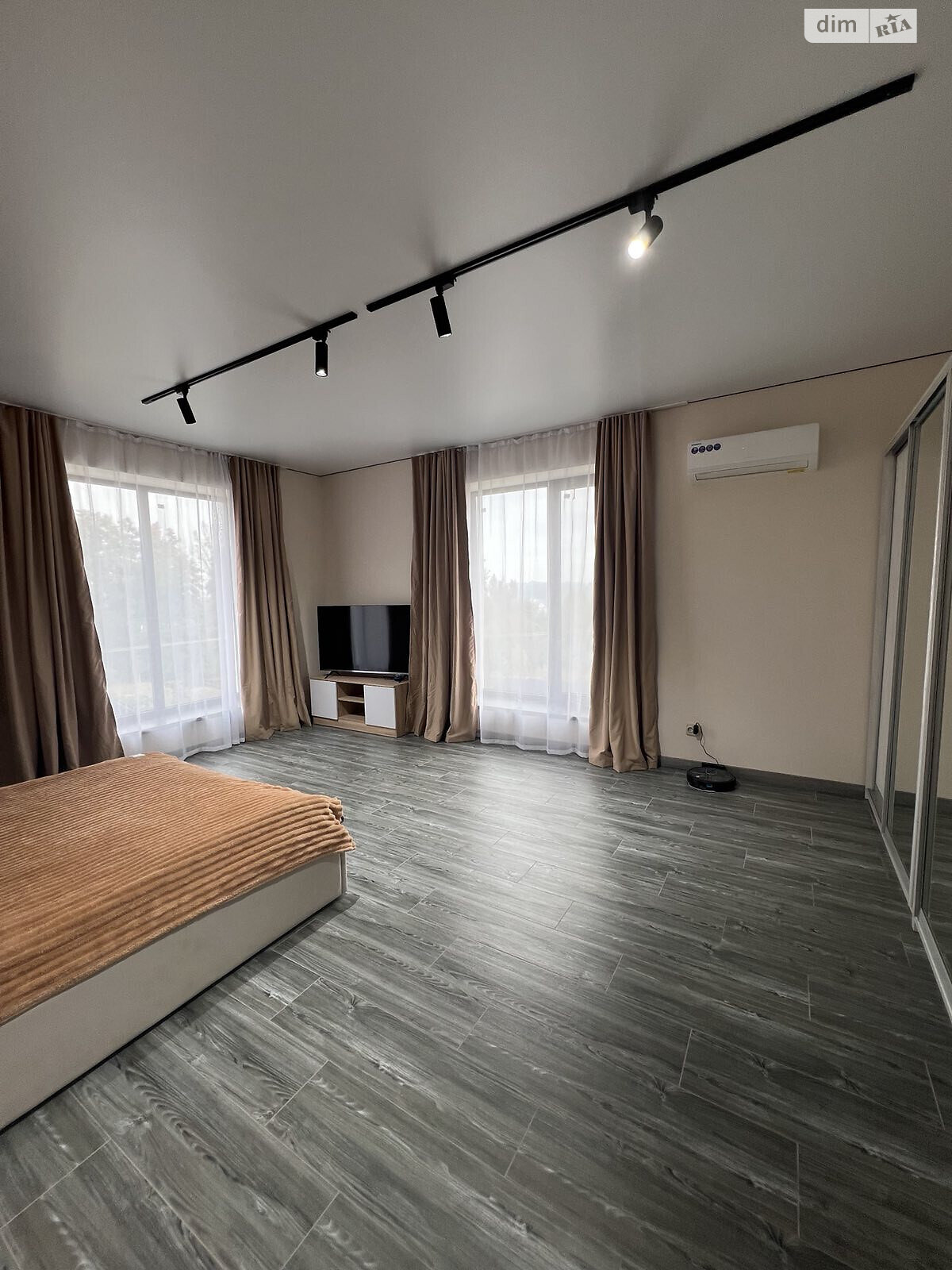 триповерховий будинок з верандою, 296 кв. м, цегла. Продаж у Солуках фото 1 триповерховий будинок з верандою, 296 кв. м, цегла. Продаж у Солуках фото 1