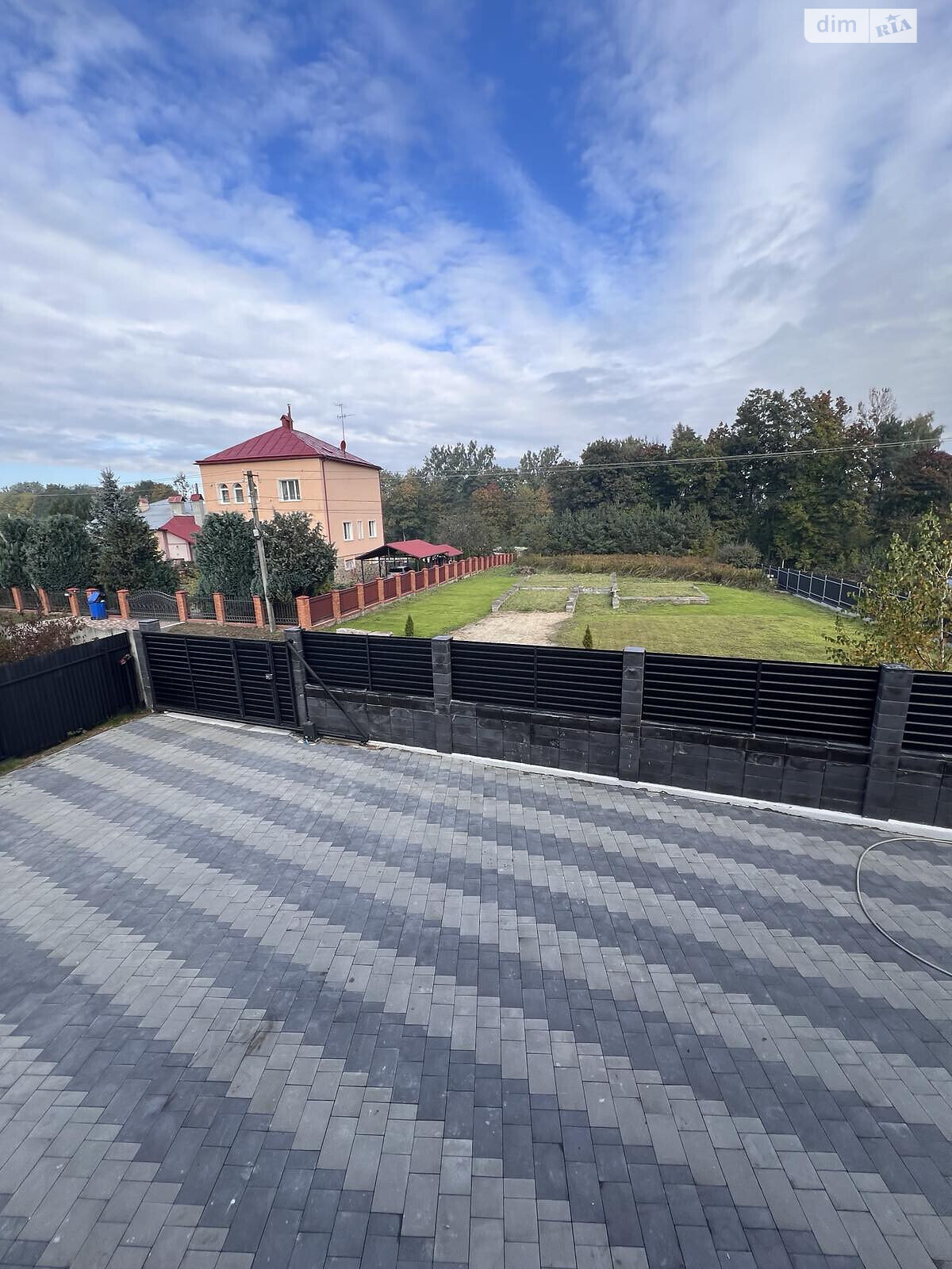 триповерховий будинок з верандою, 296 кв. м, цегла. Продаж у Солуках фото 1 триповерховий будинок з верандою, 296 кв. м, цегла. Продаж у Солуках фото 1