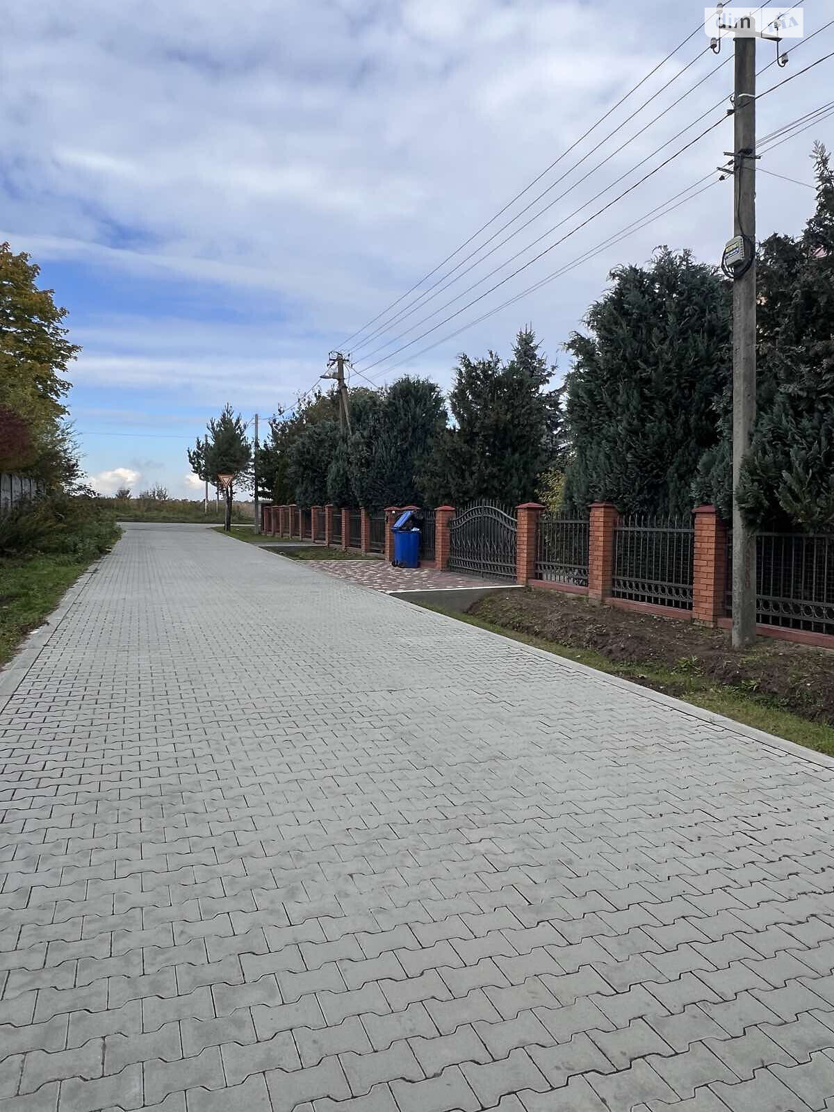 триповерховий будинок з верандою, 296 кв. м, цегла. Продаж у Солуках фото 1 триповерховий будинок з верандою, 296 кв. м, цегла. Продаж у Солуках фото 1
